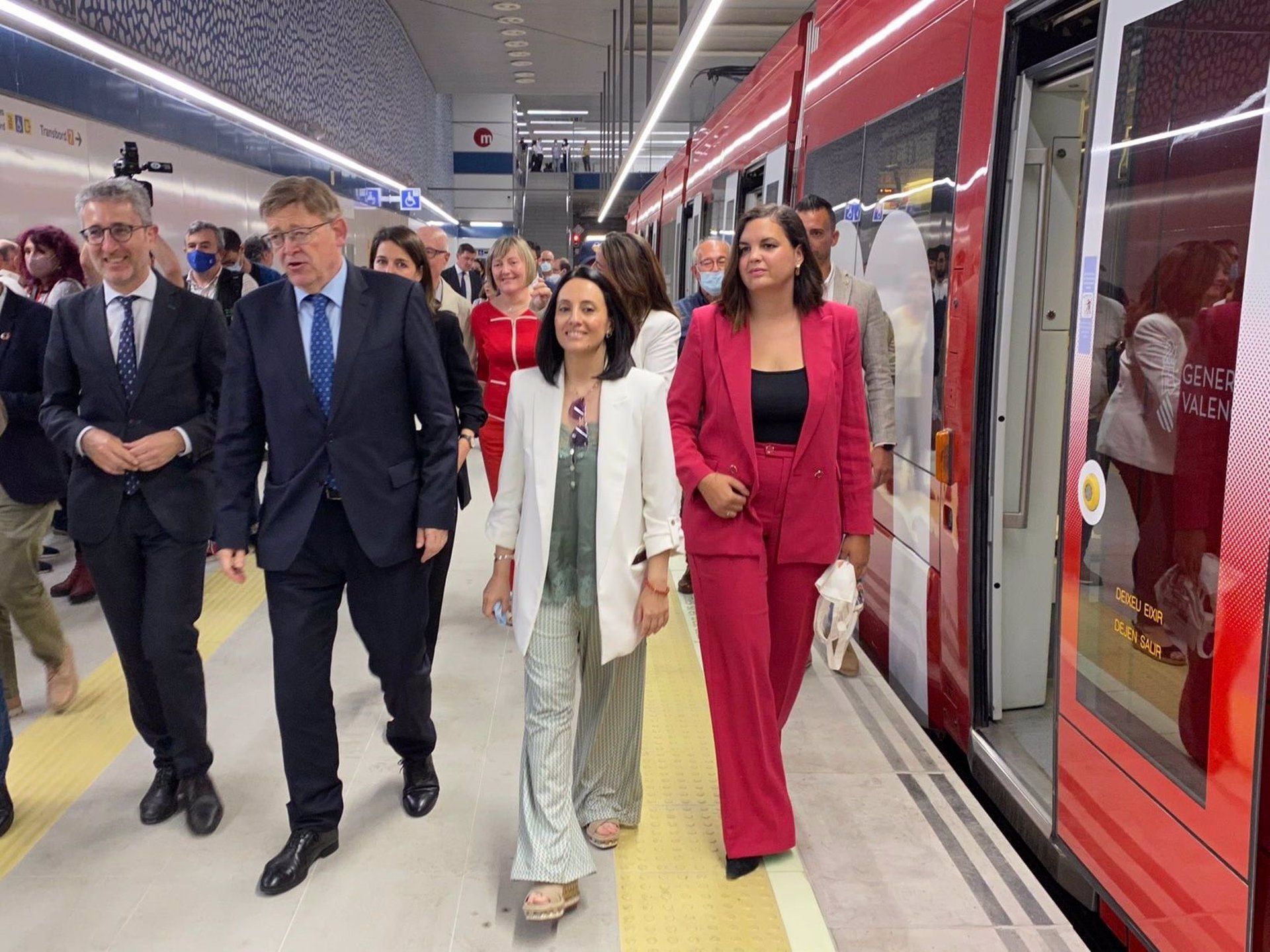 L'exconseller d'Obres Públiques, Arcadi España, el 'president' de la Generalitat, Ximo Puig, l'actual consellera d'Obres Públiques, Rebeca Torró, i la vicealcaldessa de València, Sandra Gómez, en la inauguració de l'L10