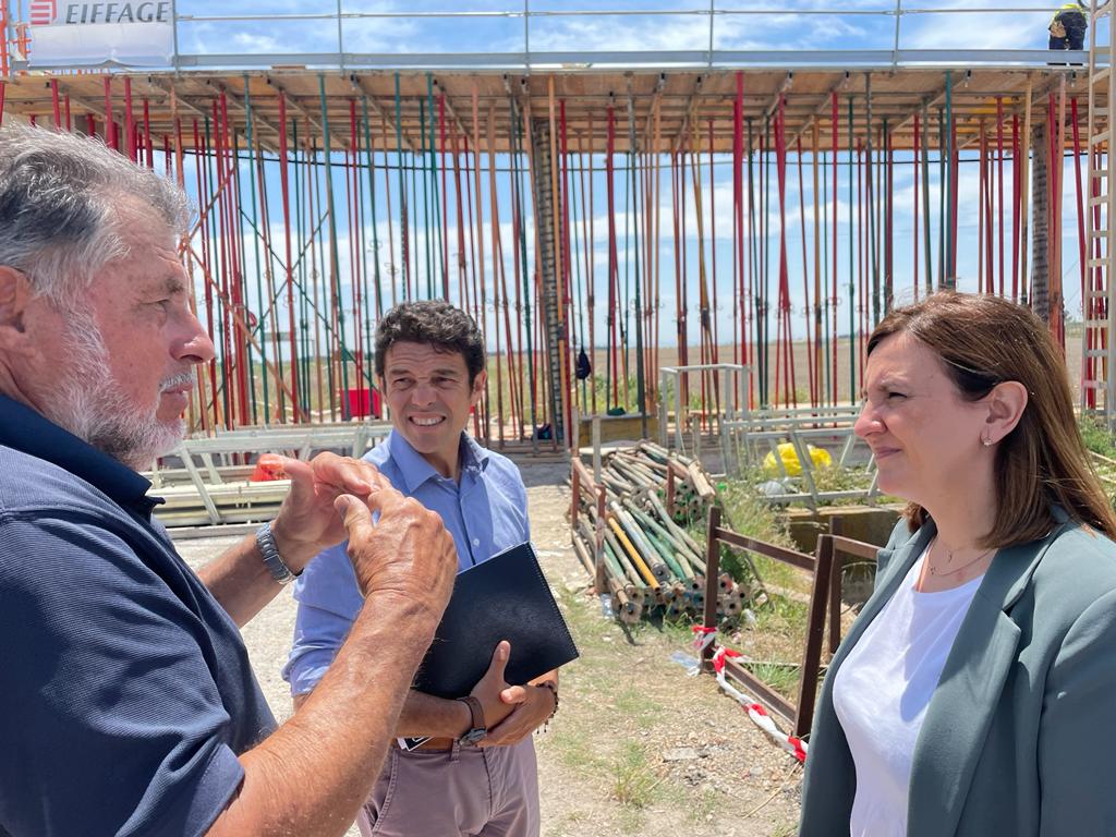 La portaveu del Partit Popular a l'Ajuntament de València, María José Catalá, amb agricultors de la zona de Pinedo