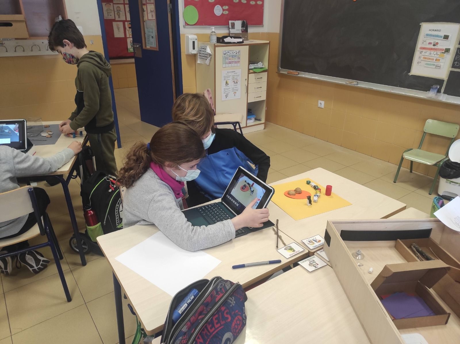 Uns alumnes a l'escola
