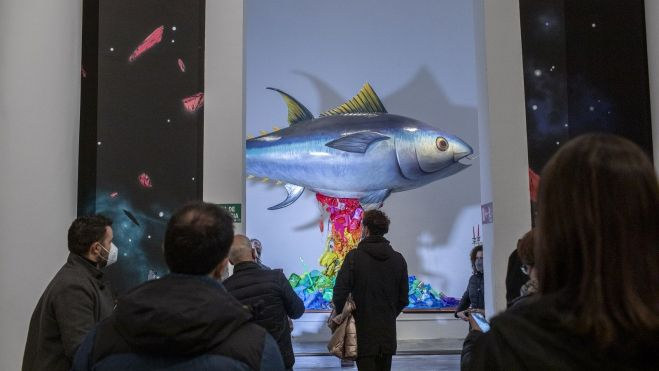 Una de les obres de l'exposició ‘Emergency on Planet Earth’ en el Centre del Carme