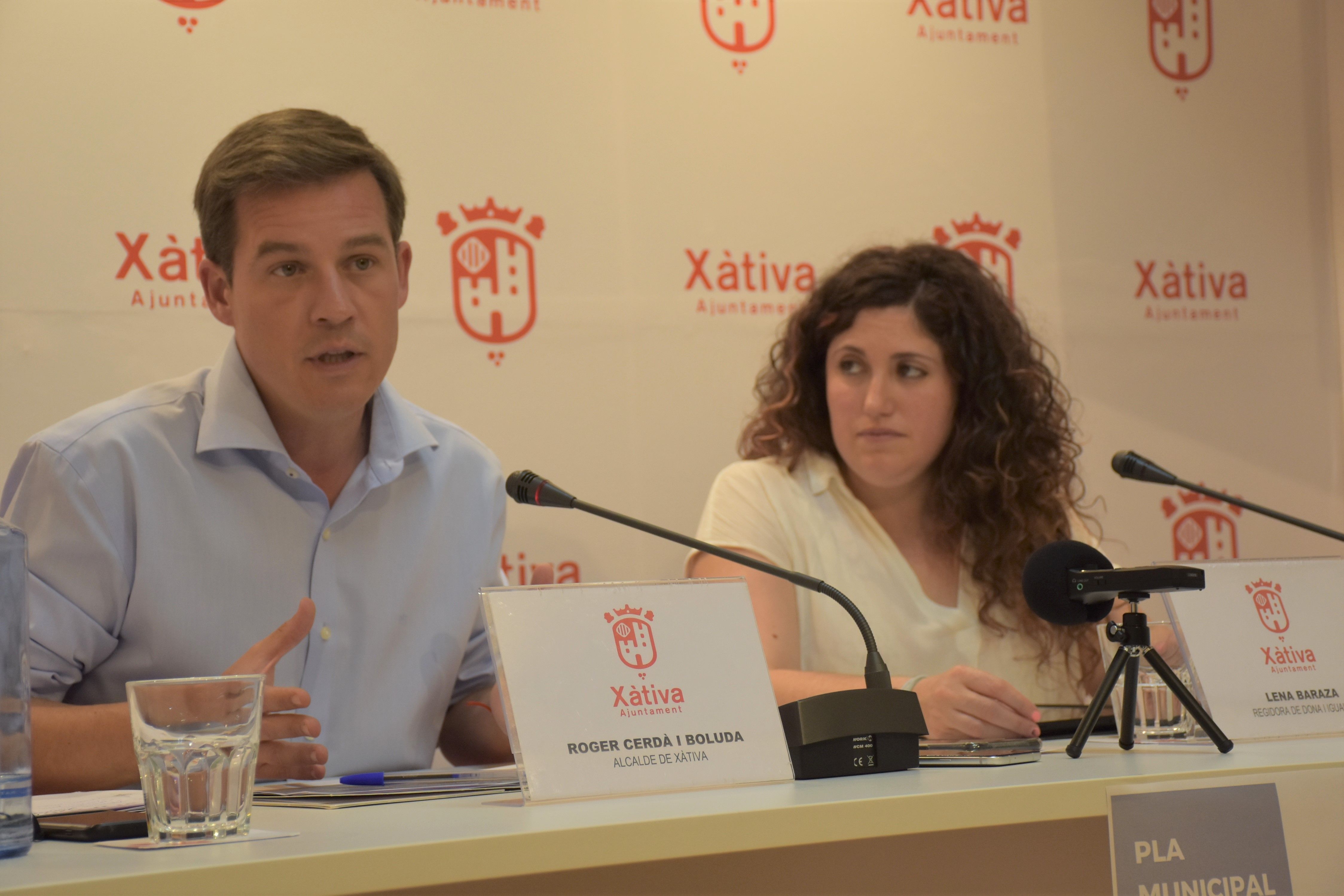 Roger Cerdà y Lena Baraza en la presentación del Plan de Igualdad de Xàtiva