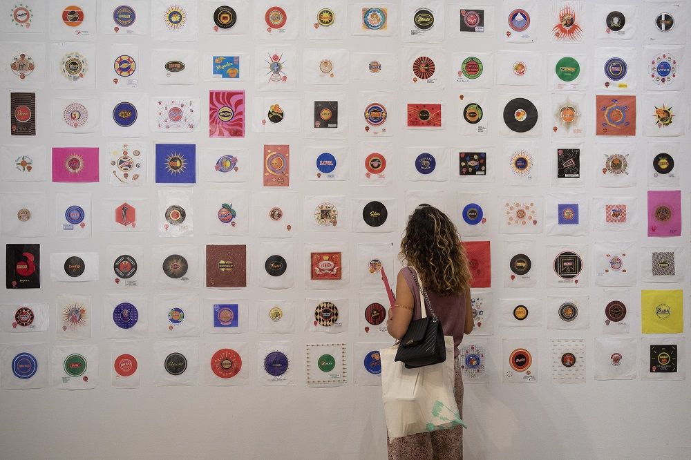 Una jove en l'exposició 'Fruites de disseny' del Centre del Carme