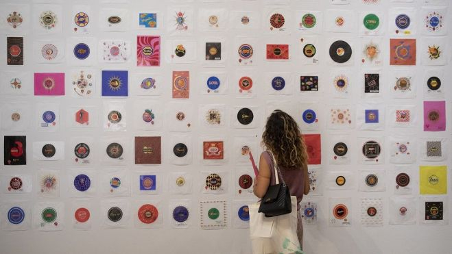 Una jove en l'exposició 'Fruites de disseny' del Centre del Carme