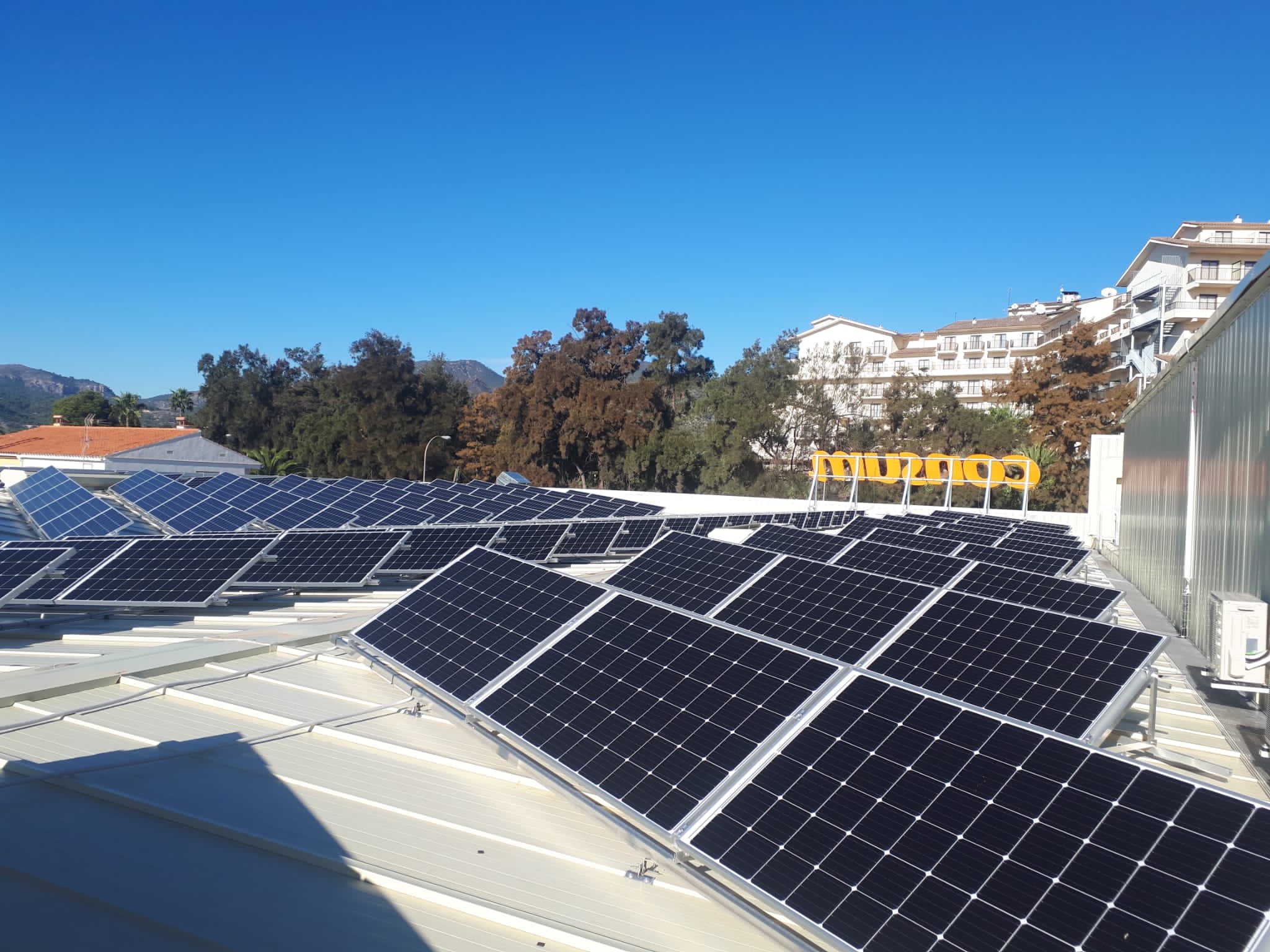 Placas fotovoltaicas en un supermercado Consum