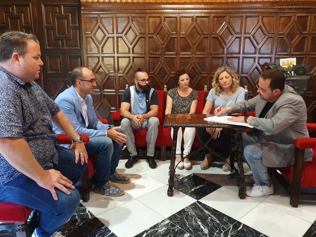 Firma del convenio de la FP dual entre Ayuntamiento de Sueca y el IES Joan Fuster 