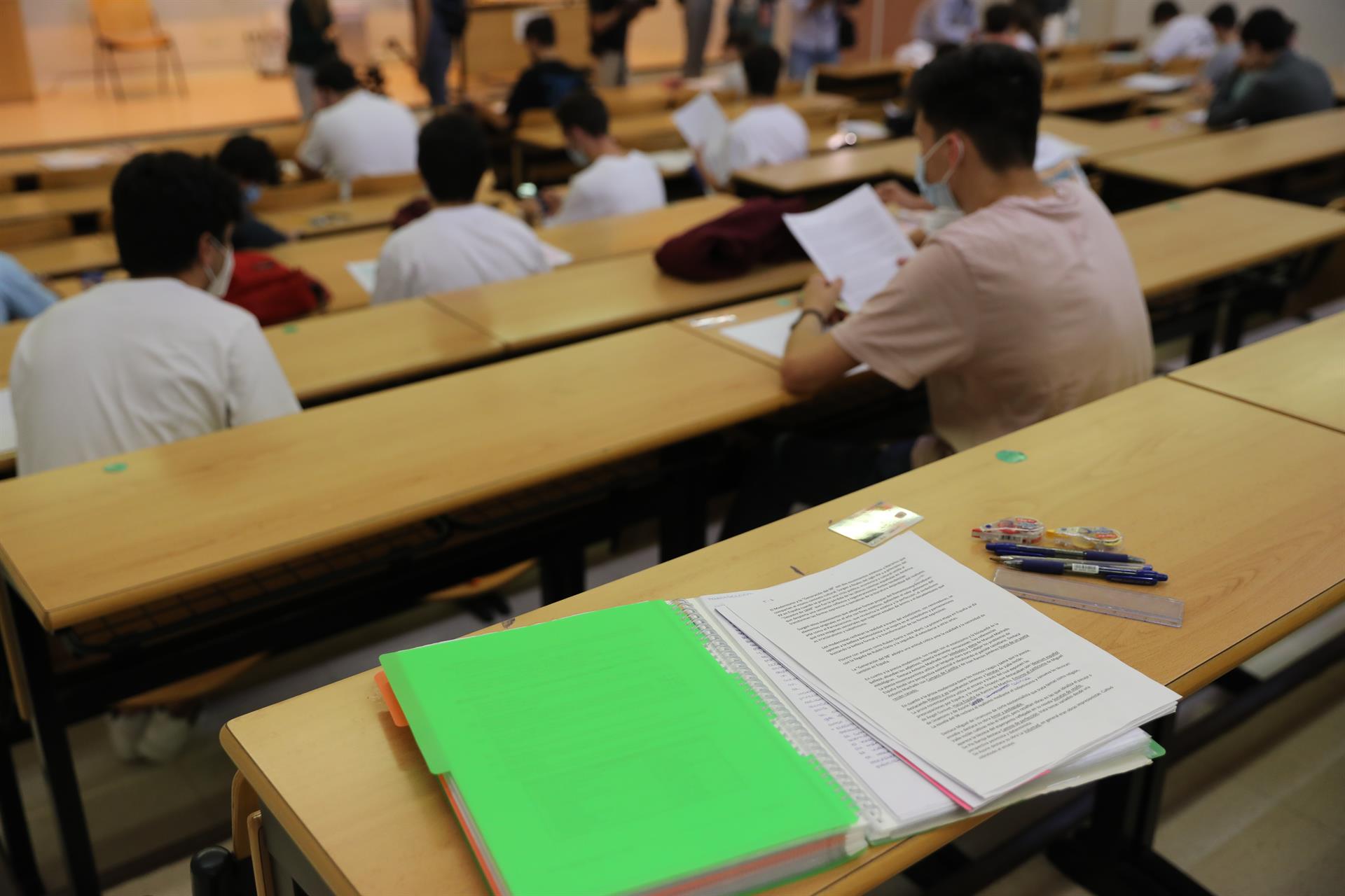 Persones esperant a realitzar un examen