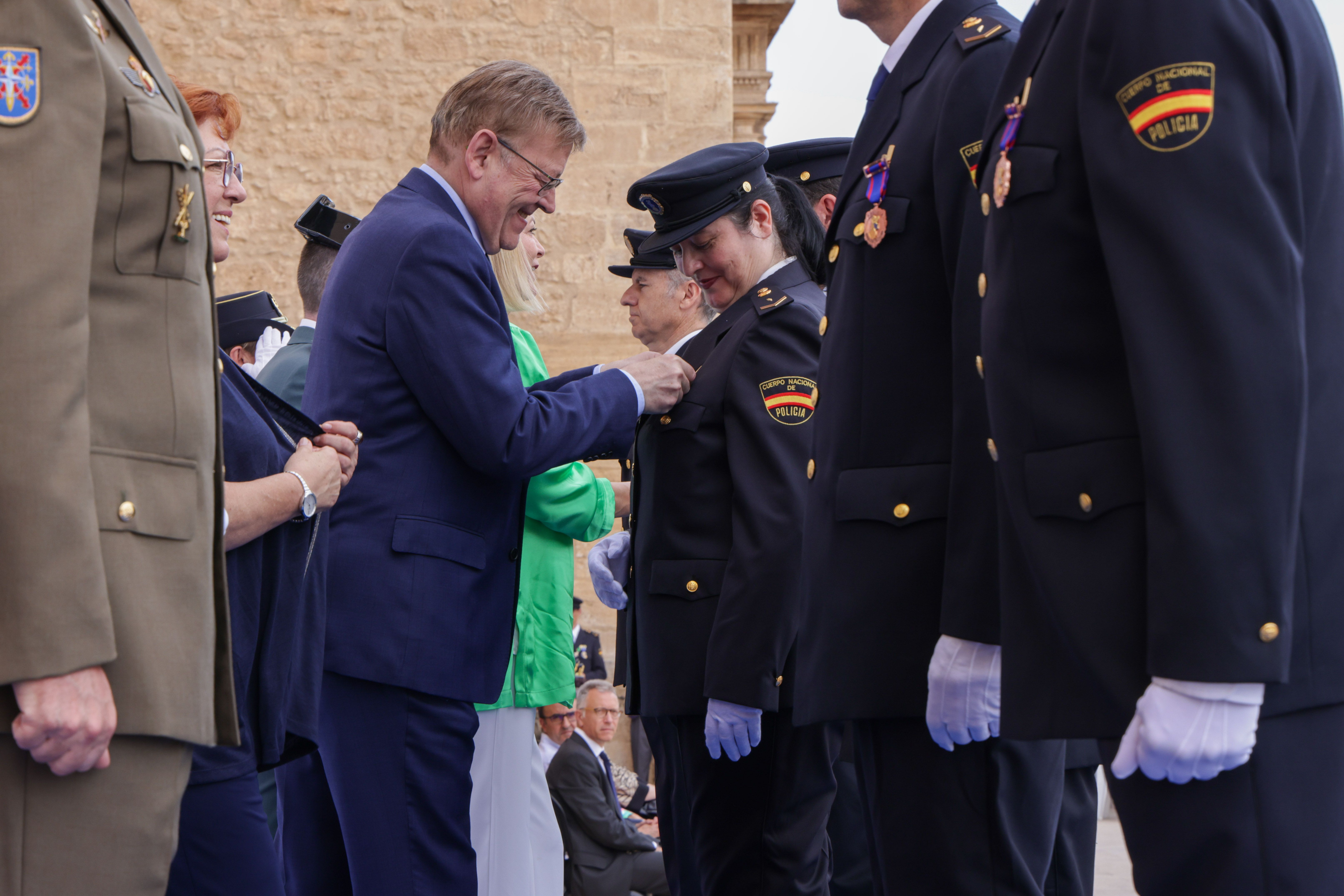 Puig condecora una agent de Policia de la Generalitat