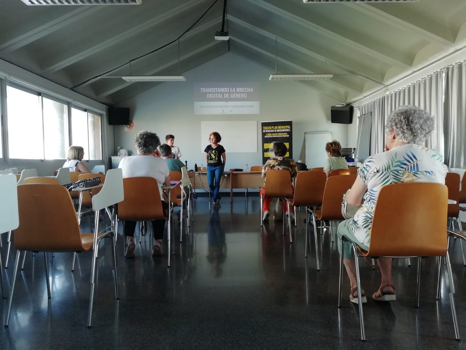 Vecinas de Massamagrell en el taller “Transitando la Brecha Digital de Género. Recursos en contra y a nuestro favor”