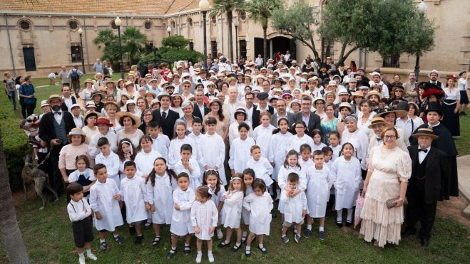 Personas voluntarias vestidas de la época Modernista en Carcaixent