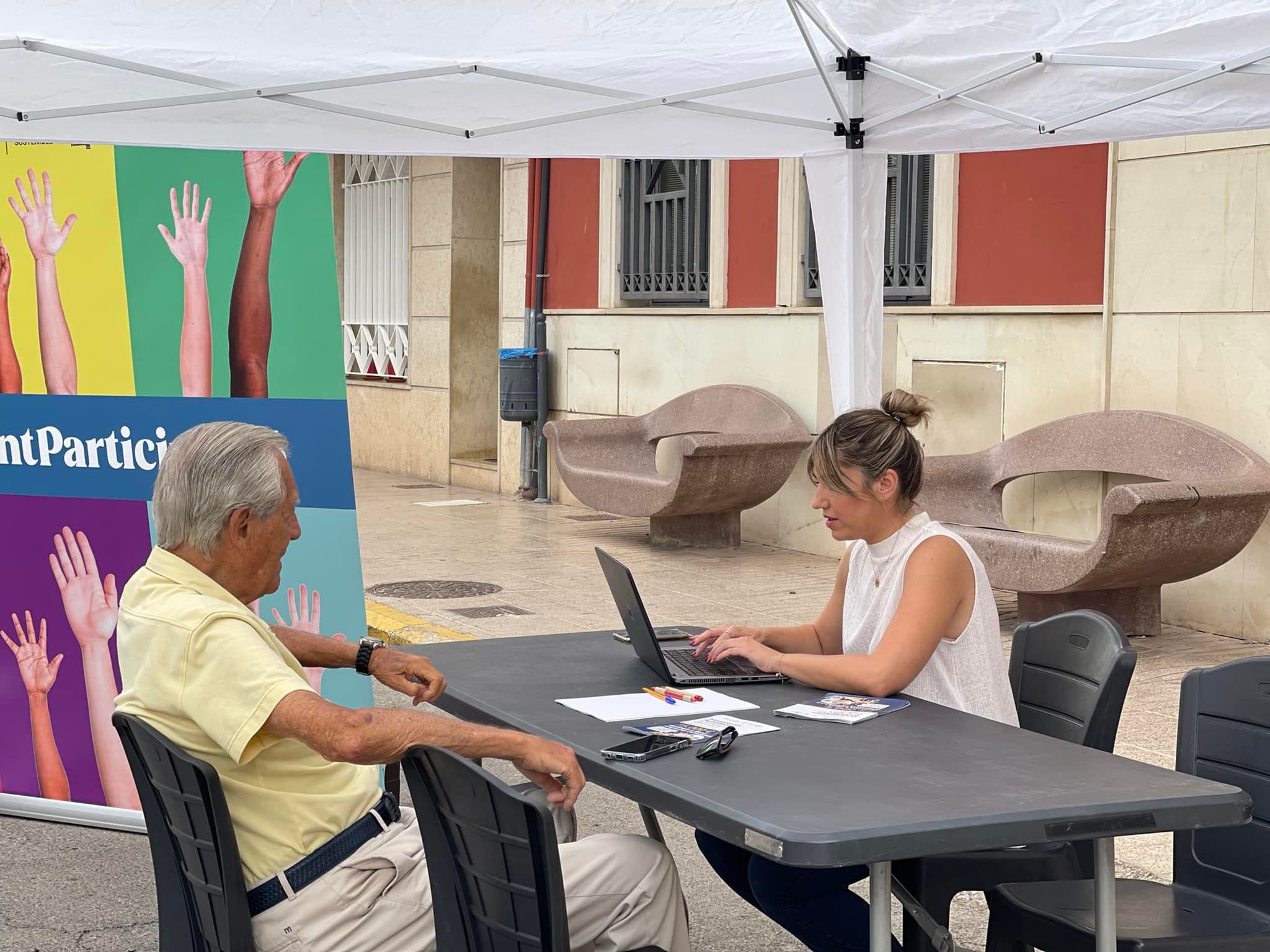 Un vecino de Rafelbunyol, en una carpa informativa de los presupuestos participativos