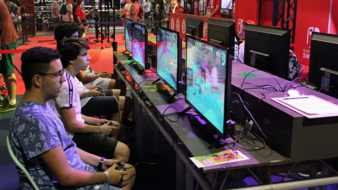 Persones jugant a videojocs a DreamHack València Persones jugant a videojocs a DreamHack València