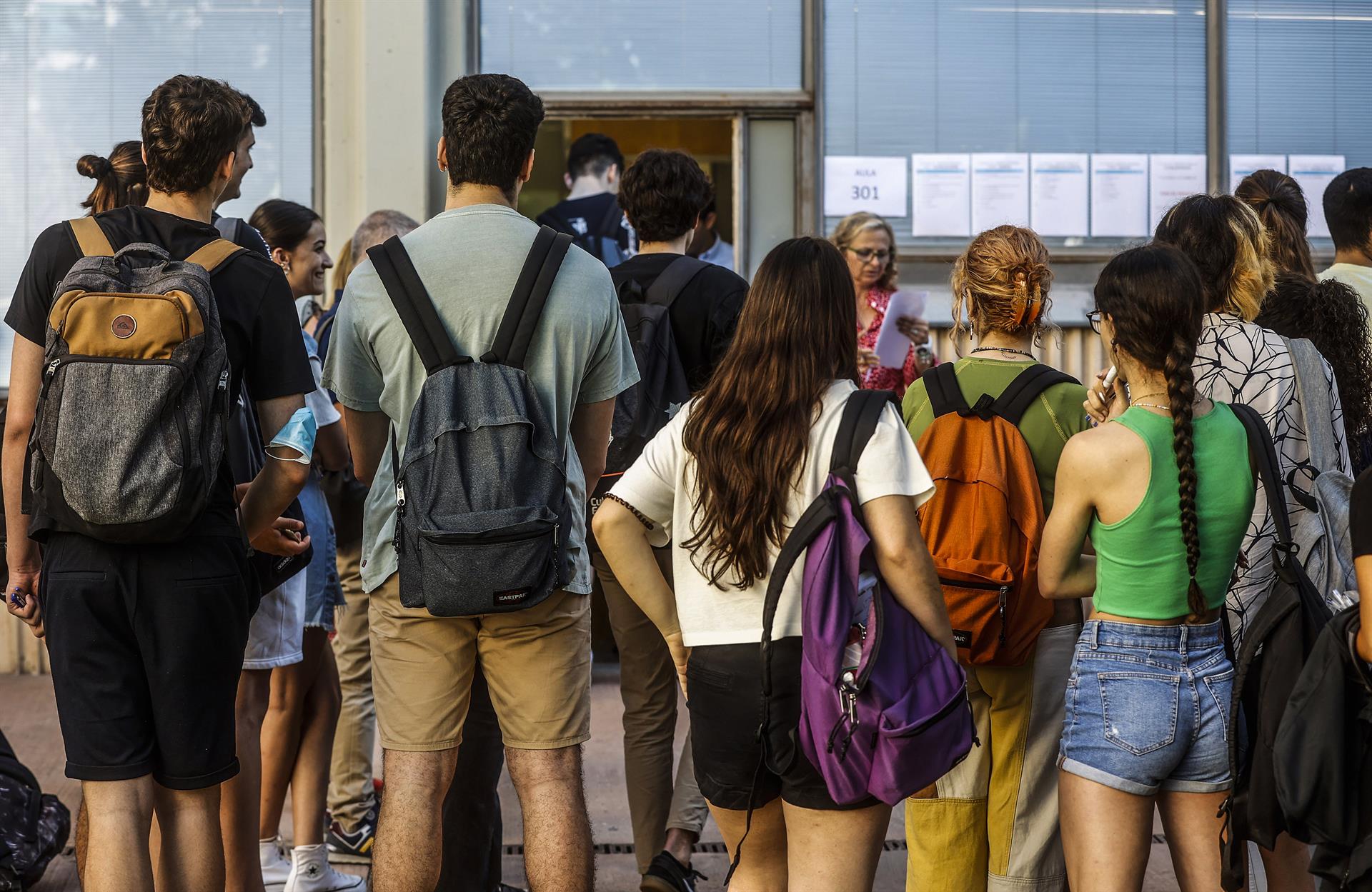 Estudiantes jóvenes antes de entrar a un examen de la PAU 2022