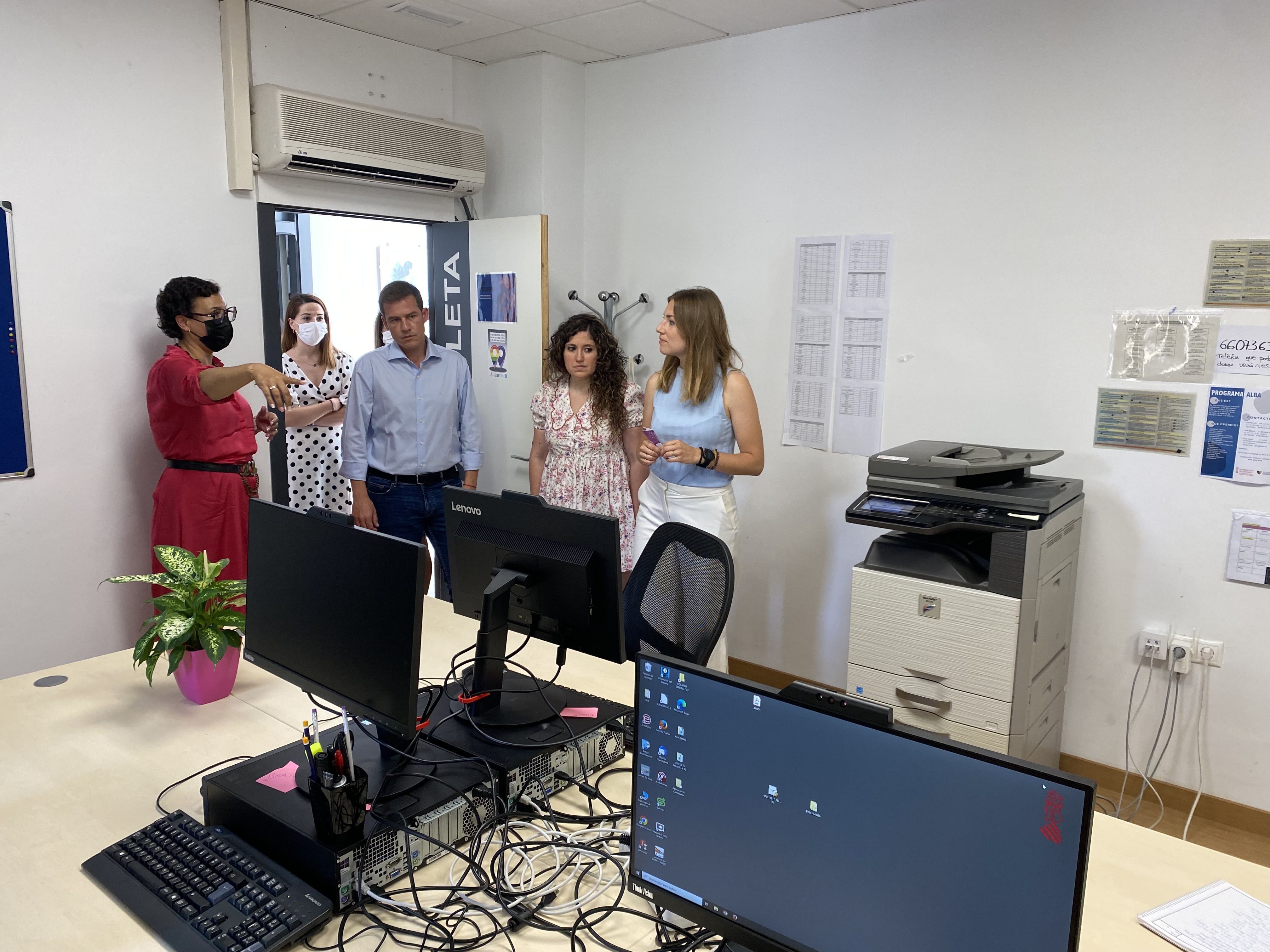 Roger Cerdà, Lena Baraza y María Such visitan el nuevo Centre de Dona Rural de Xàtiva