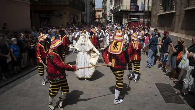 El público observa un desfile durante la celebración del Corpus Christi en el centro de Valencia