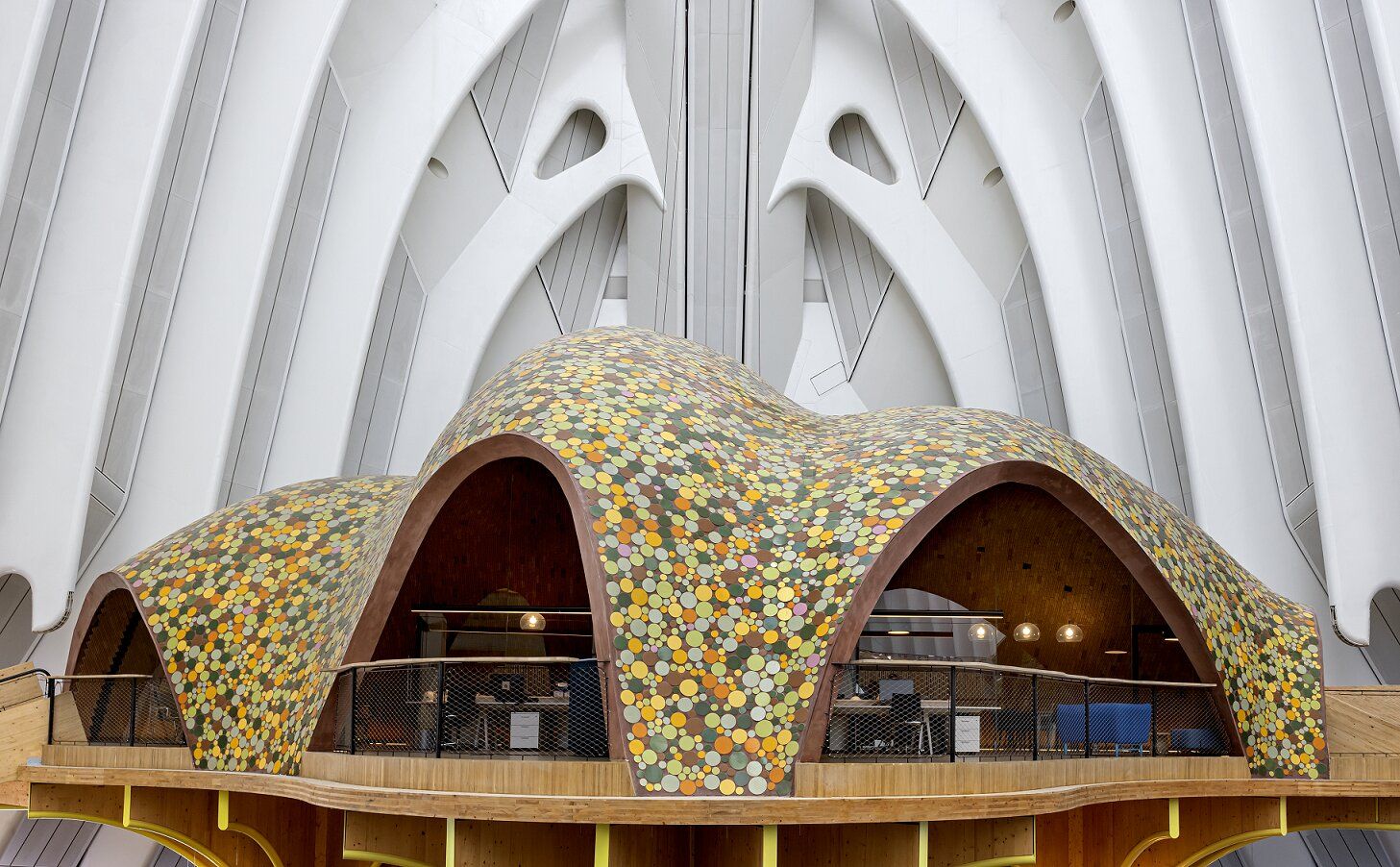 CaixaForum València. Edificio de administración con el revestimiento del ceramista Toni Cumella. © Miguel Lorenzo.