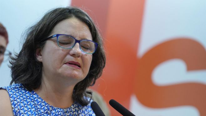 Oltra, emocionada, en el moment de la seua dimissió. Imatge d'Europa Press