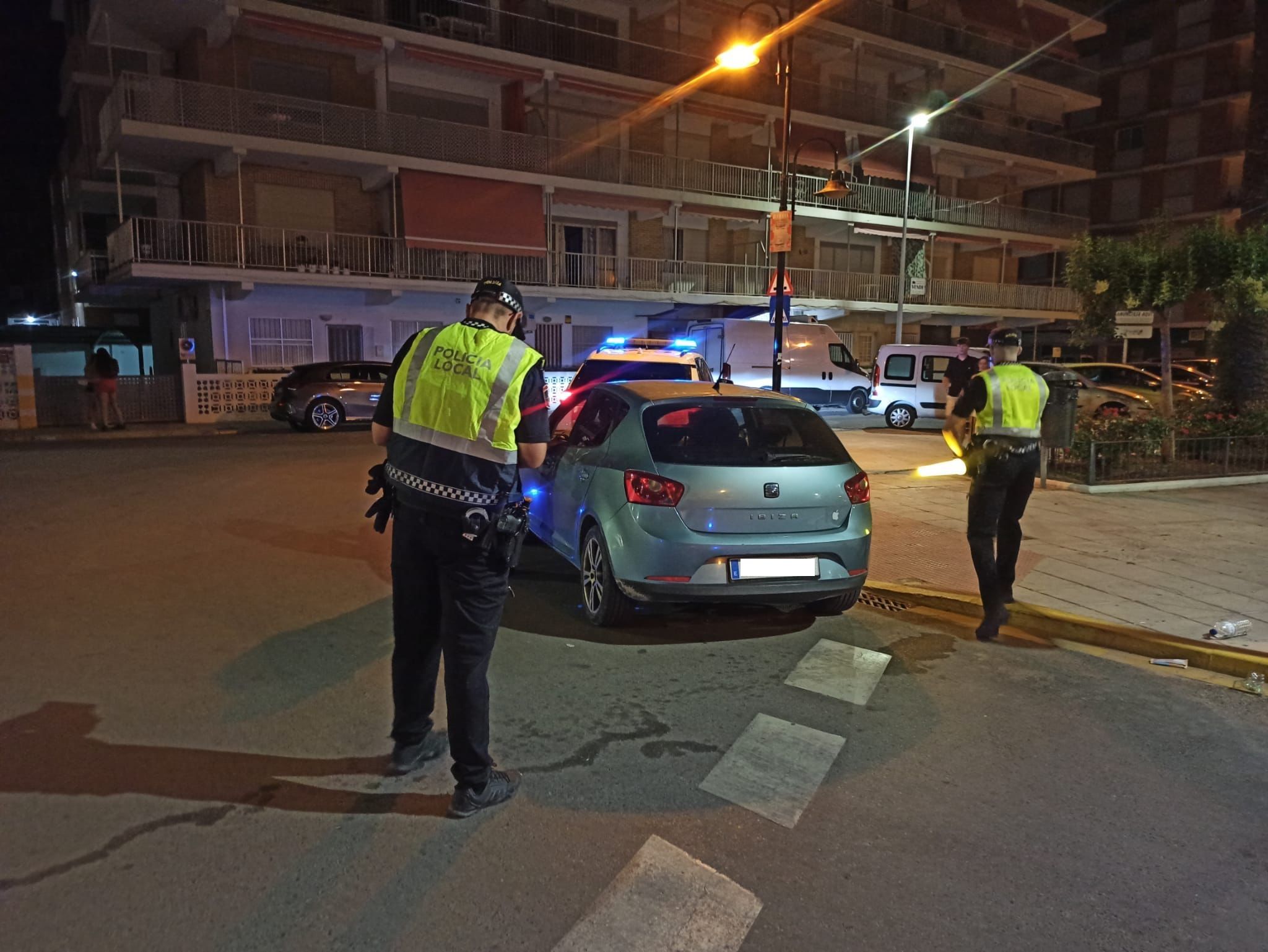 La Policía Local durante la noche de San Juan en Sueca