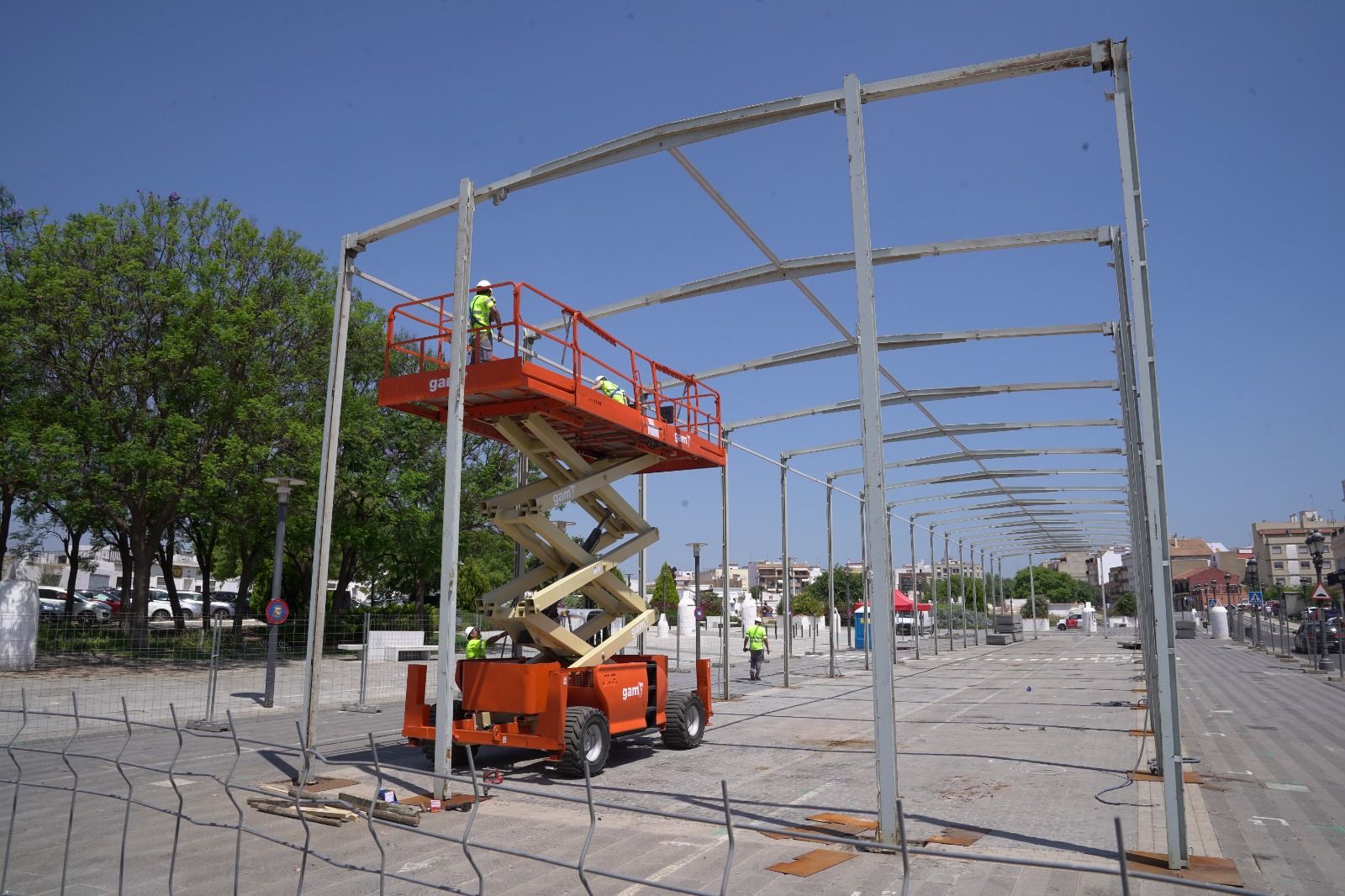 Muntatge del cohetòdrom a Paterna