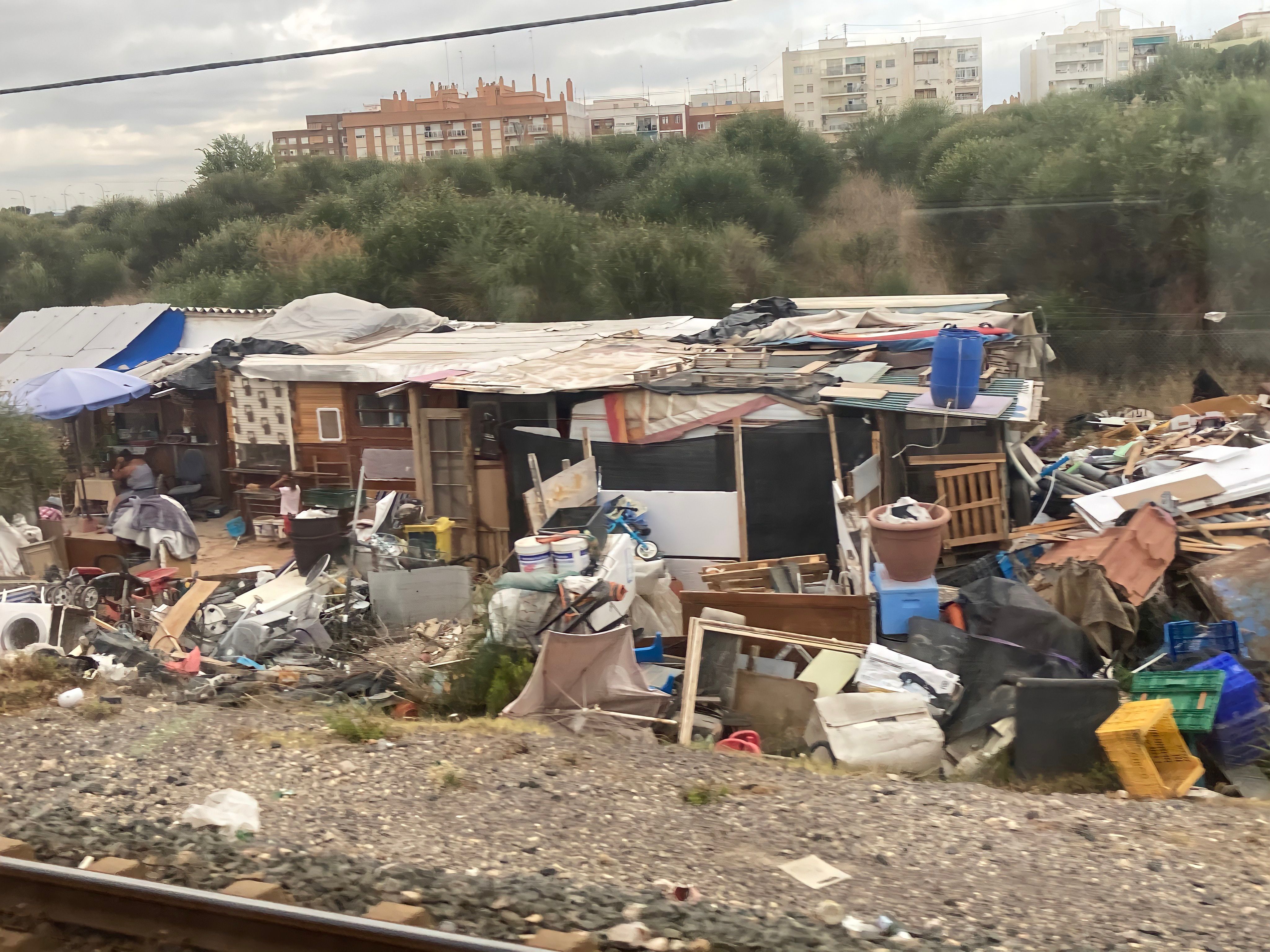 Uno de los asentamientos de chabolas cerca de la V-30