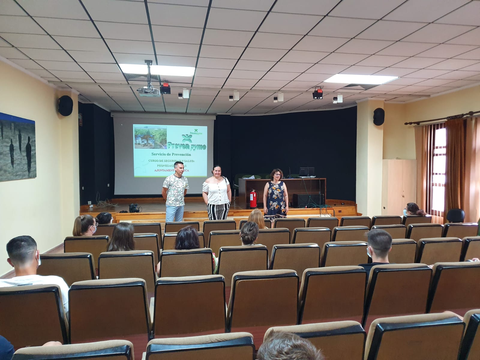 Bienvenida en el ayuntamiento de Sueca de los 20 jóvenes de sueca contratados con "Sueca et beca"