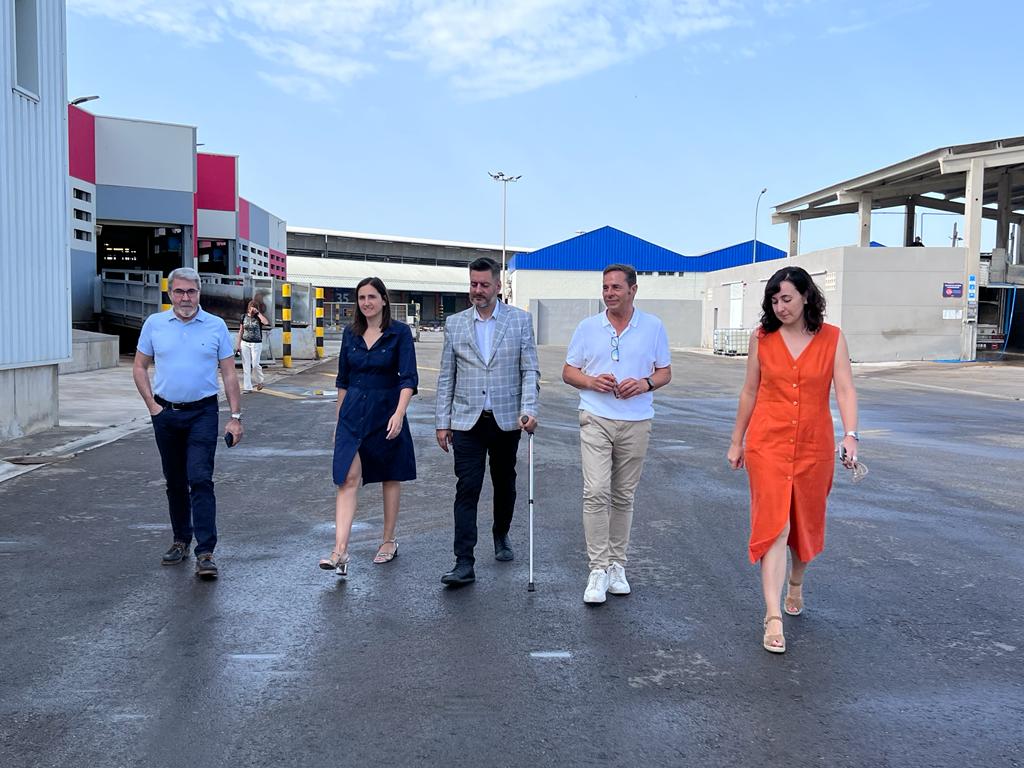 Elisa Valía, concejala del Ciclo Integral del Agua, y Carlos Galiana, concejal de Comercio y presidente de Mercavalència