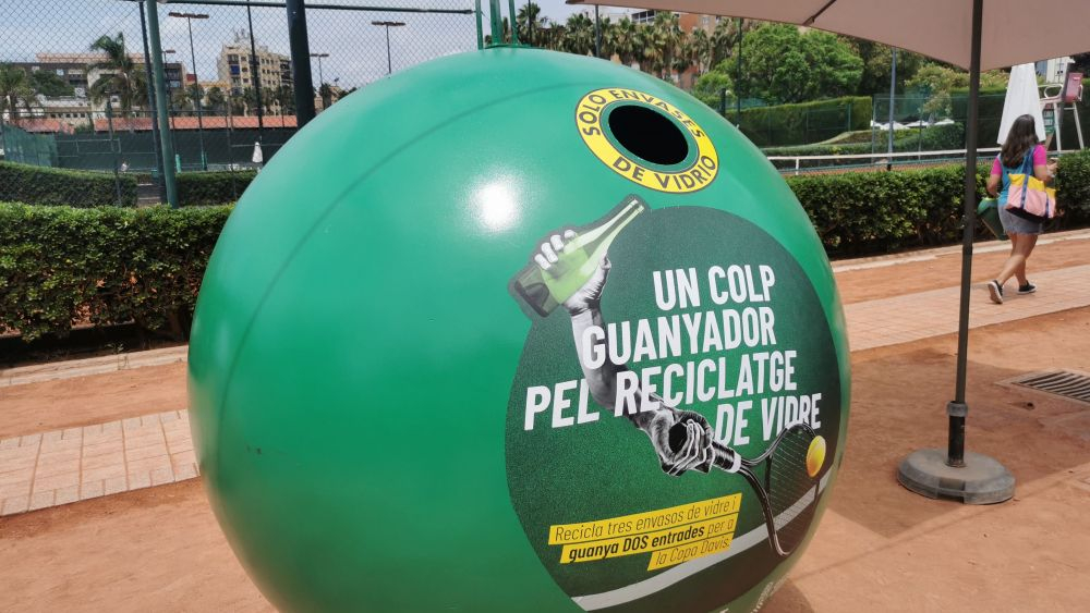 Contenedor de vidrio de 'Make it Green', iniciativa dentro de la Copa Davis de València