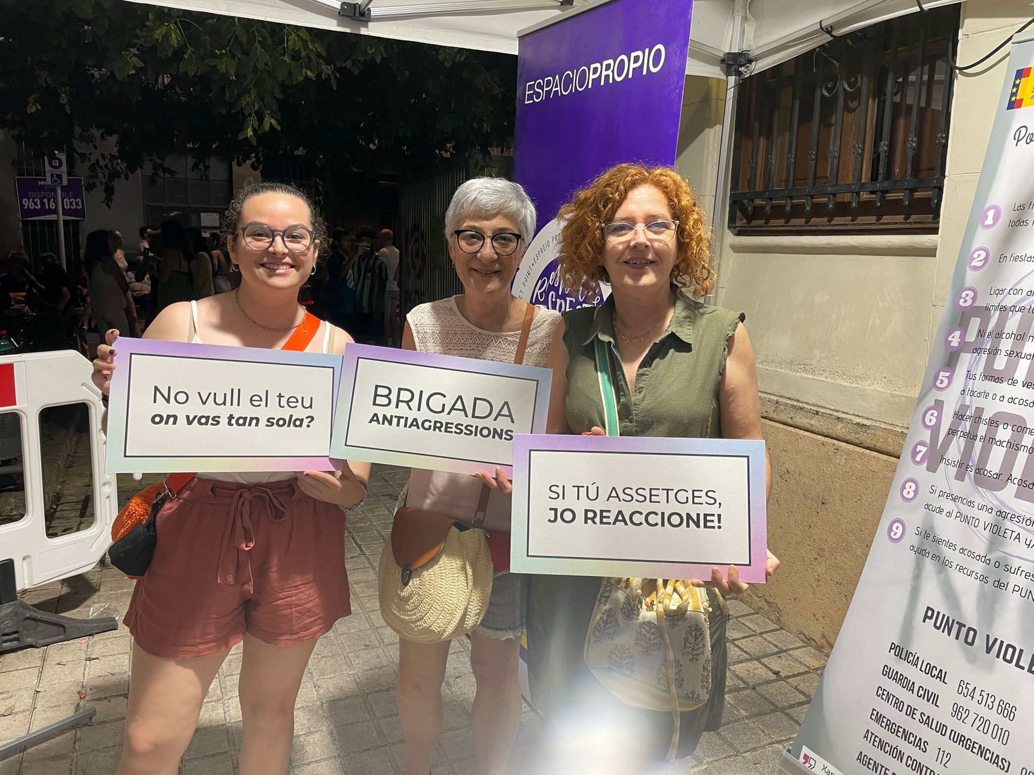 Dones en un punt violeta amb els lemes de la nova campanya contra l'assetjament de la *Mancomunitat de l'Horta *Sud