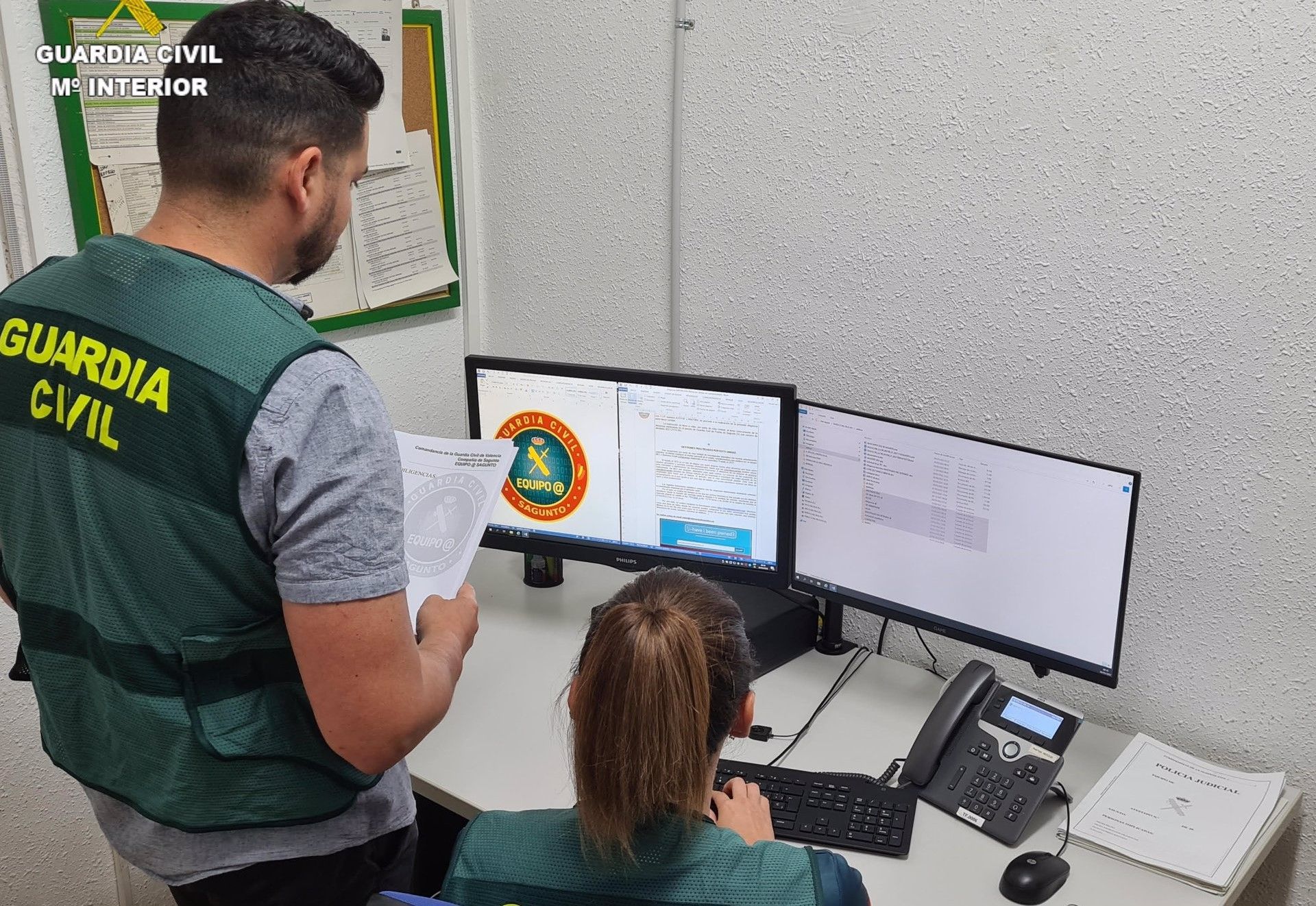 Dos investigadors de la Guàrdia Civil