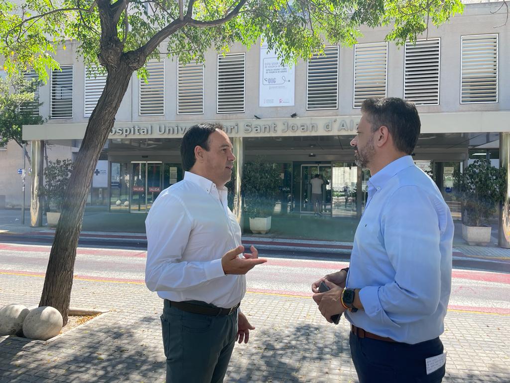 El portaveu de sanitat del Grup Popular, José Juan Zaplana, i el sotssecretari d'organització del PPCV, Juanfran Pérez Llorca