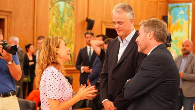 El vicepresident Héctor Illueca dialoga con la ministra Raquel Sánchez tras la firma del Plan Estatal de Vivienda
