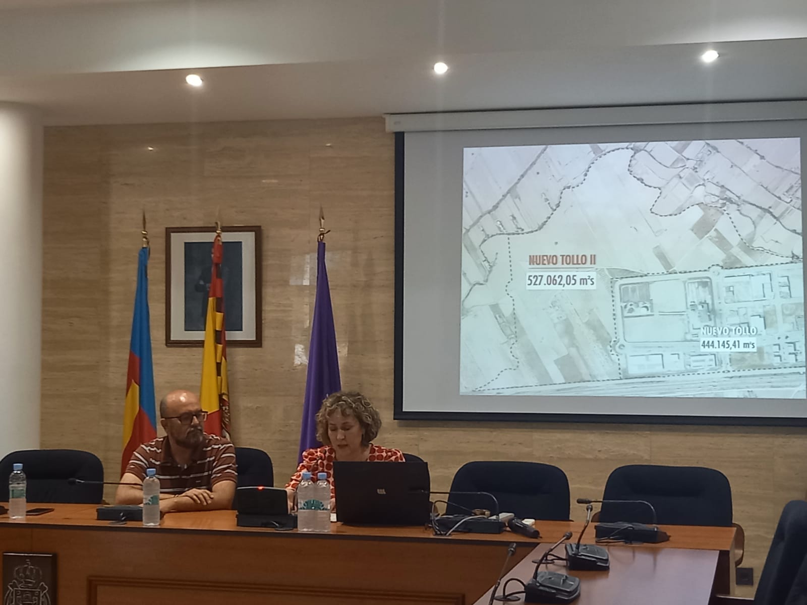 Júlia Company, directora general de Ivace, i Fernando Benlliure, alcalde de Utiel, en la presentació de Nuevo Tollo