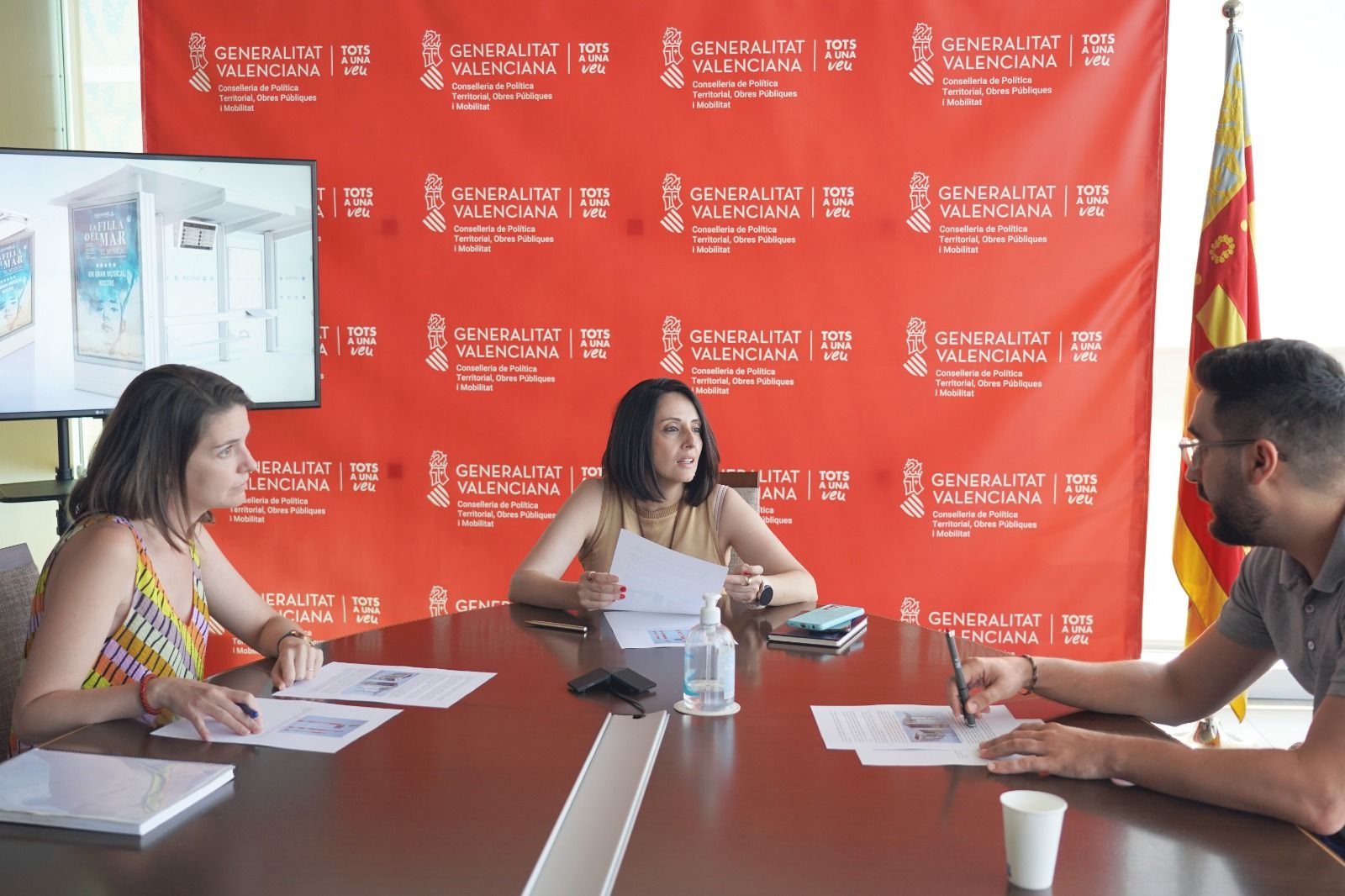 Rebeca Torró, consellera de Política Territorial, Obras Públicas y Movilidad, en la firma de la renovación de las paradas de MetroBus