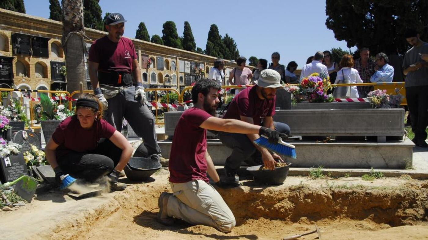 Trabajos de exhumación de la Fosa 114 de Paterna