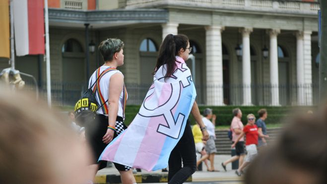 Mujer con una bandera trans