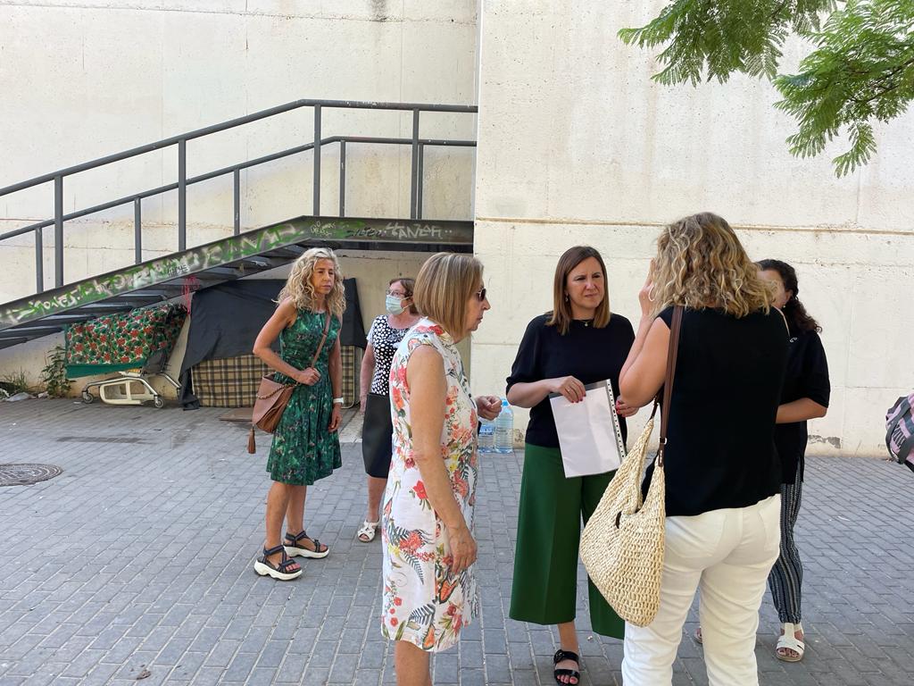 La portavoz del PP, María José Catalá, con los vecinos