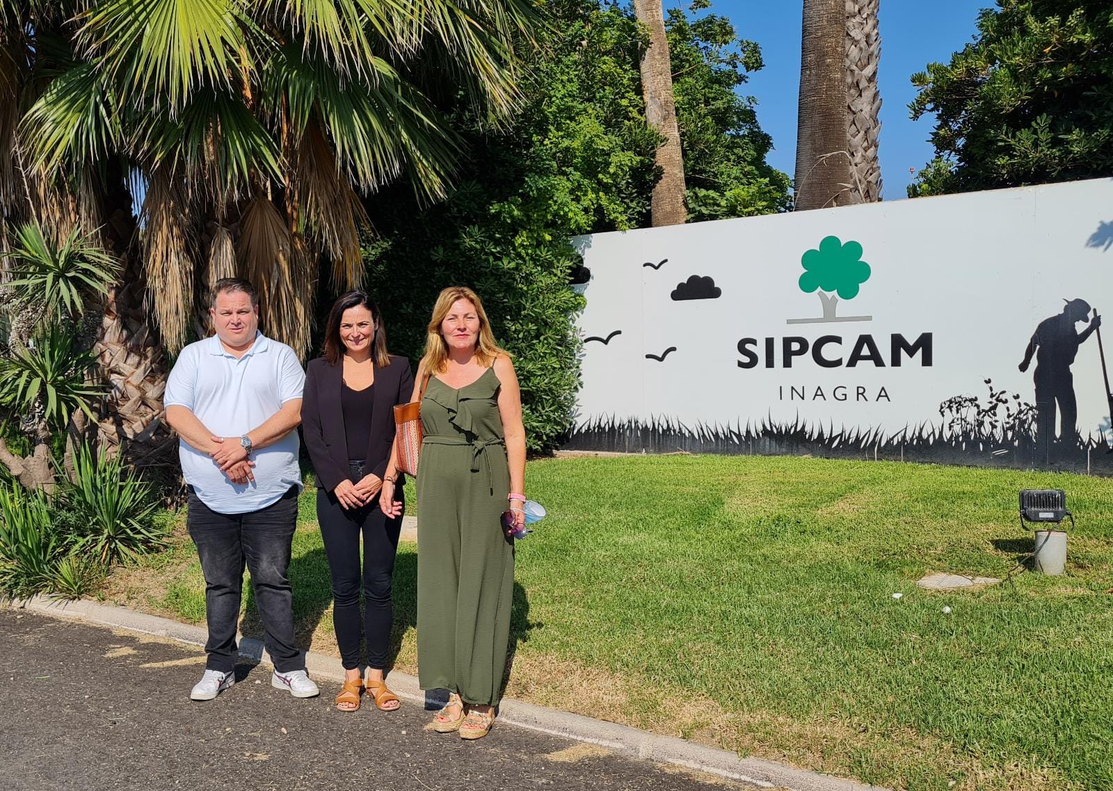 Responsables del departamento de Recursos Humanos de SIPCAM con los representantes del ayuntamiento de Sueca