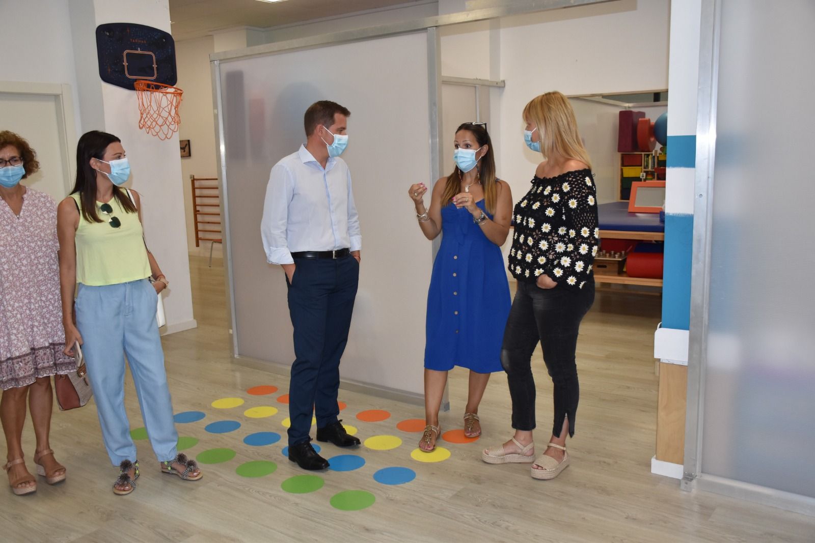 El alcalde de Xàtiva, Roger Cerdà, y la concejala de Bienestar Social, Xelo Angulo, en la visita al centro de Estimulación Temprana