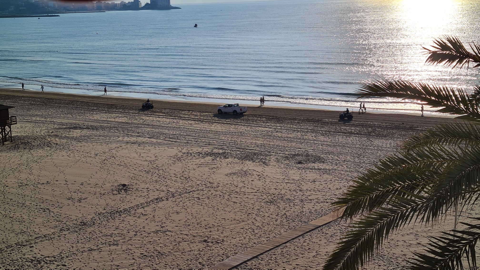 L'Ajuntament de Cullera retira els para-sols que agafen lloc en primera línia de platja