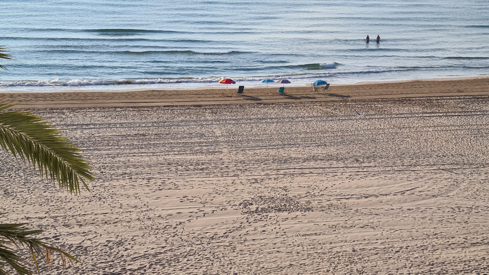 L'Ajuntament de Cullera retira els para-sols que agafen lloc en primera línia de platja
