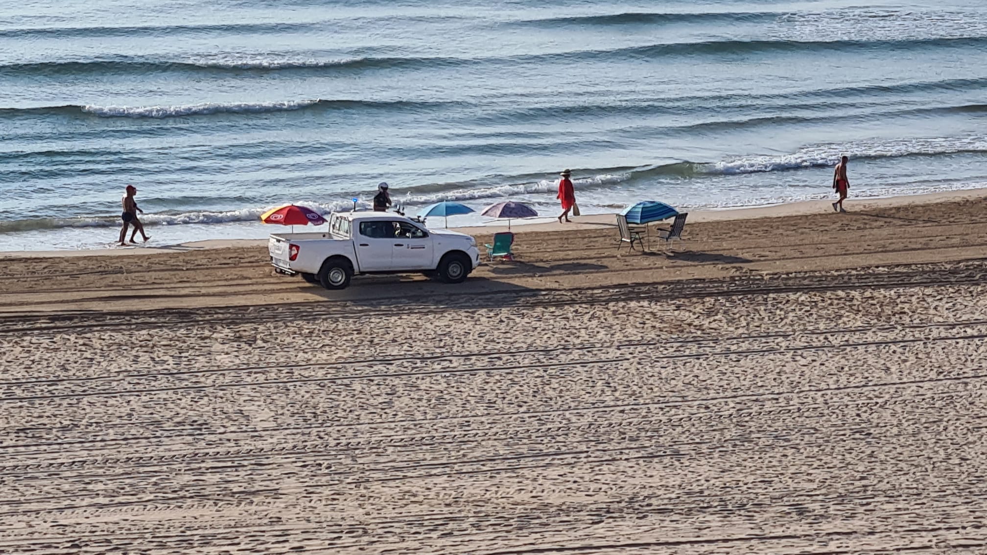 L'Ajuntament de Cullera retira els para-sols que agafen lloc en primera línia de platja