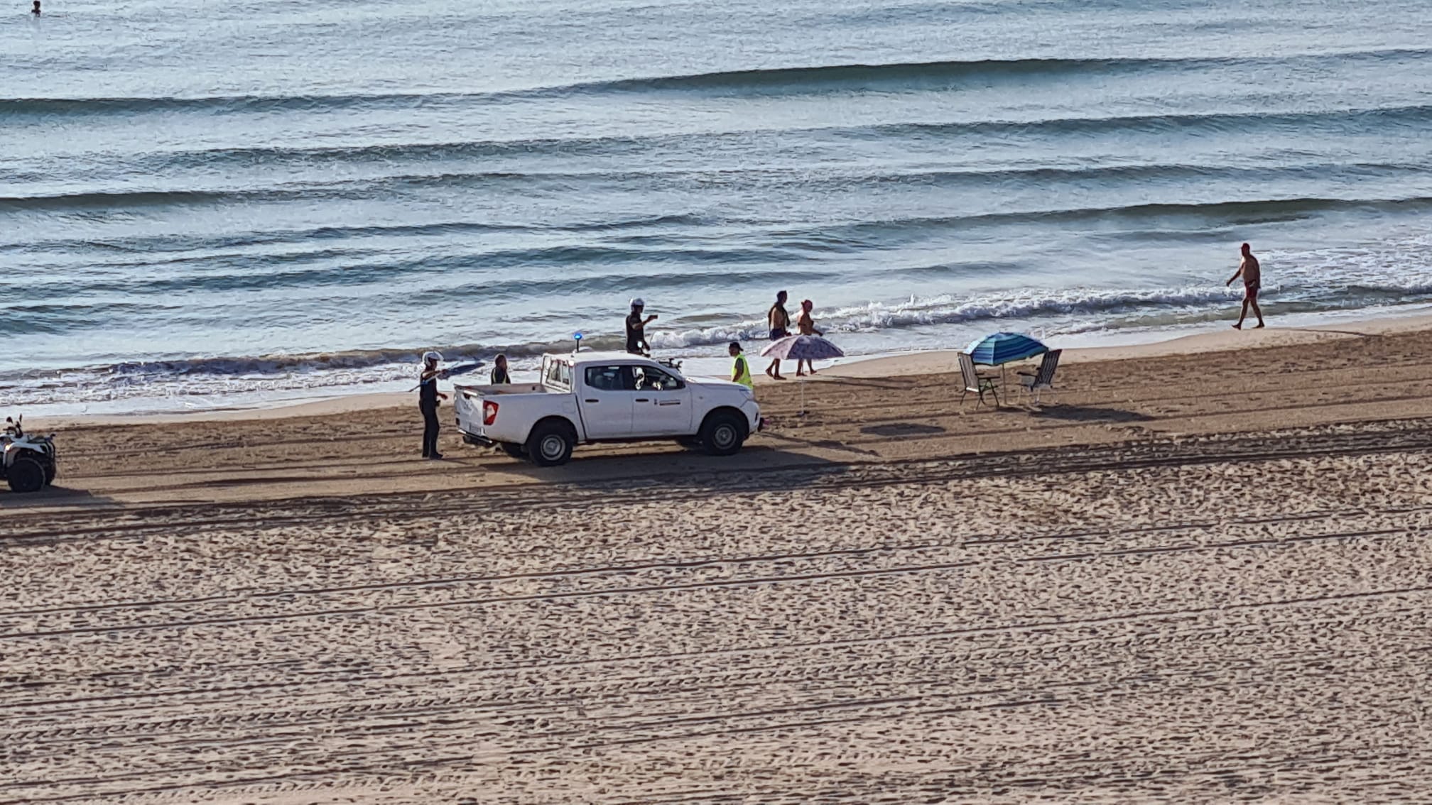 L'Ajuntament de Cullera retira els para-sols que agafen lloc en primera línia de platja
