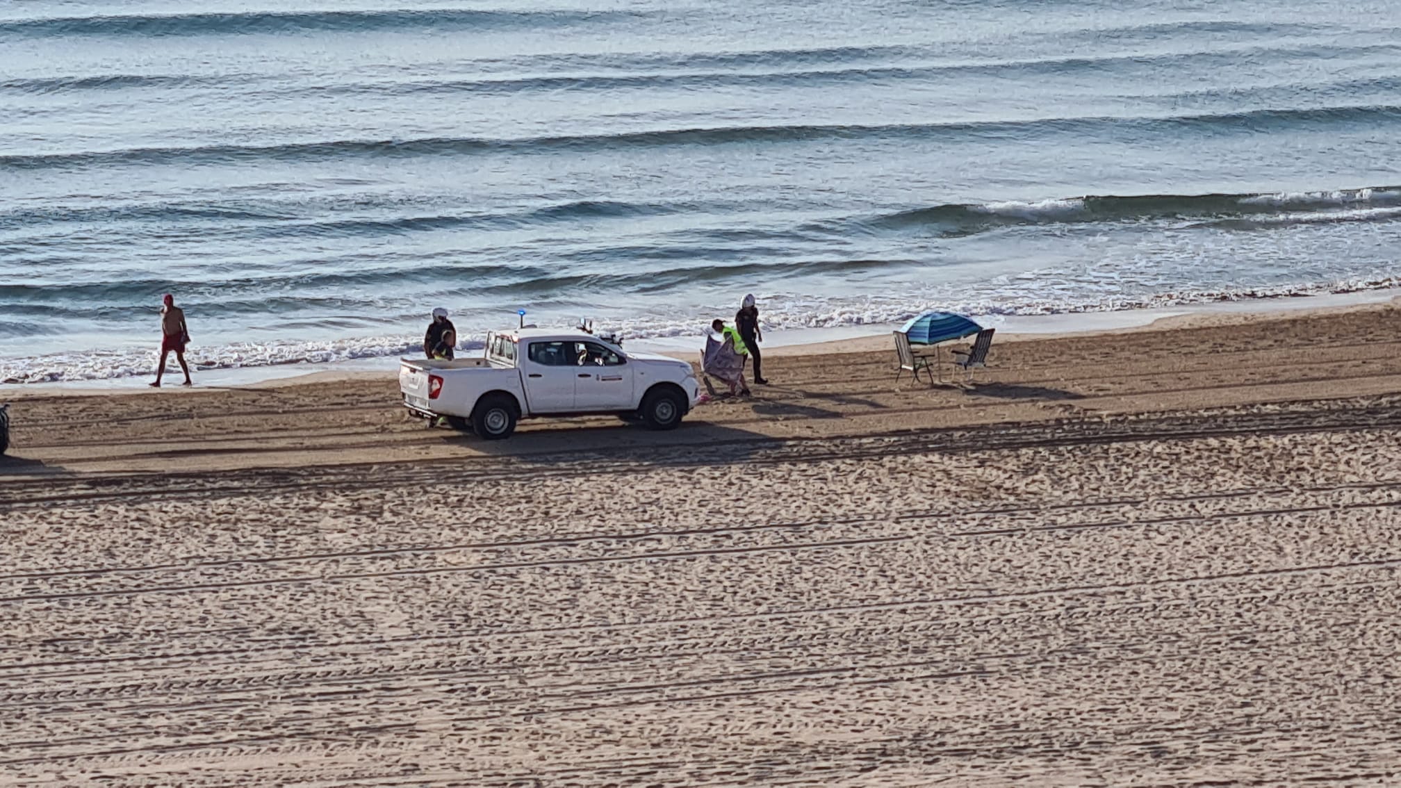 L'Ajuntament de Cullera retira els para-sols que agafen lloc en primera línia de platja