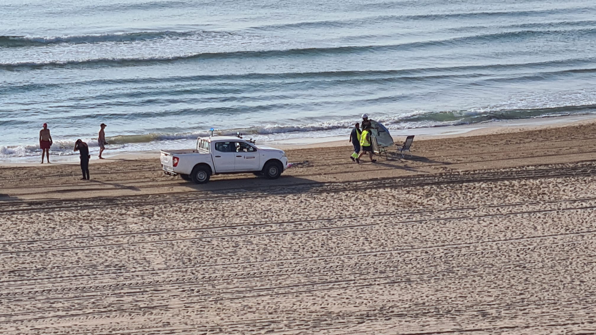 L'Ajuntament de Cullera retira els para-sols que agafen lloc en primera línia de platja