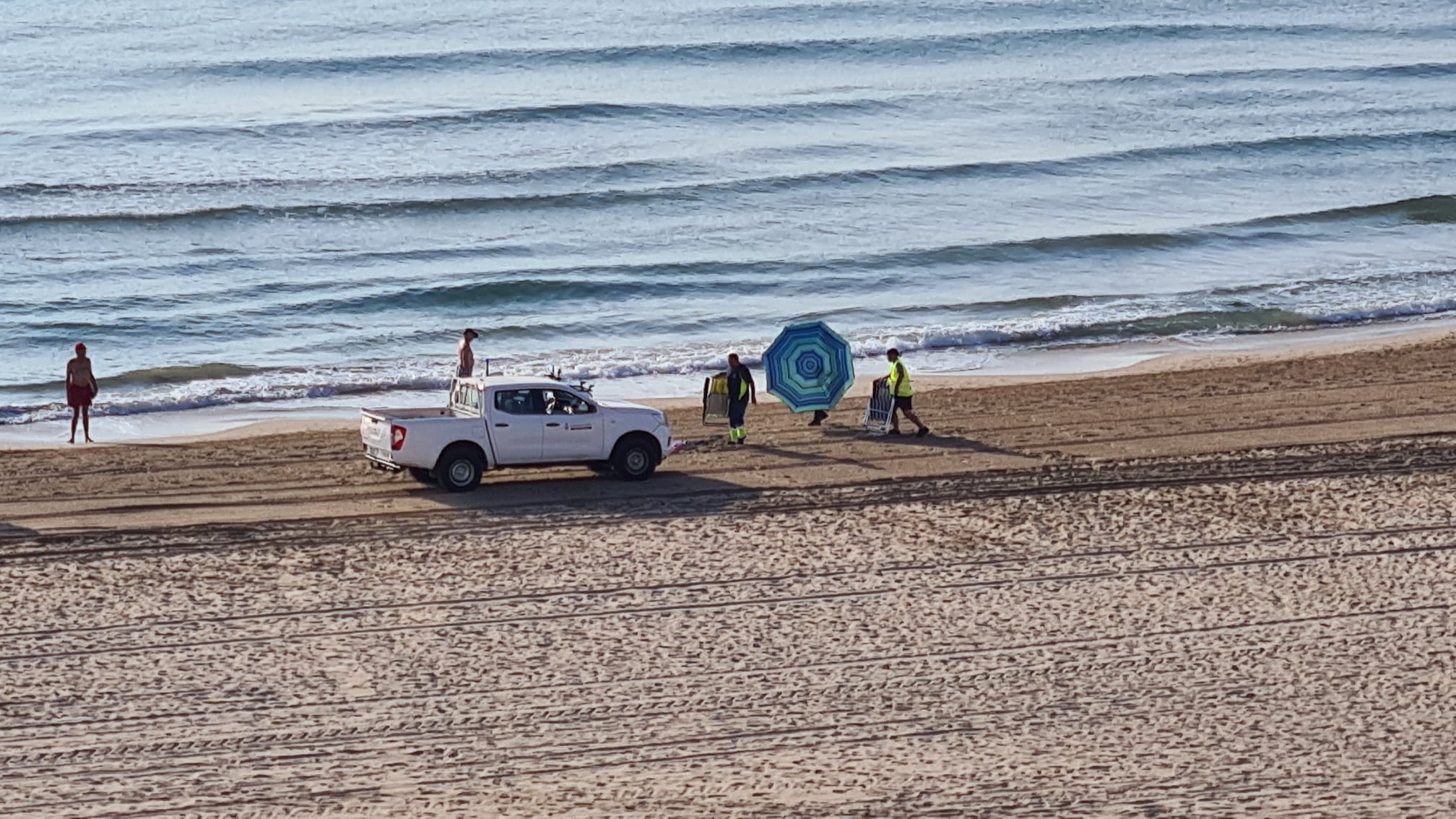 L'Ajuntament de Cullera retira els para-sols que agafen lloc en primera línia de platja