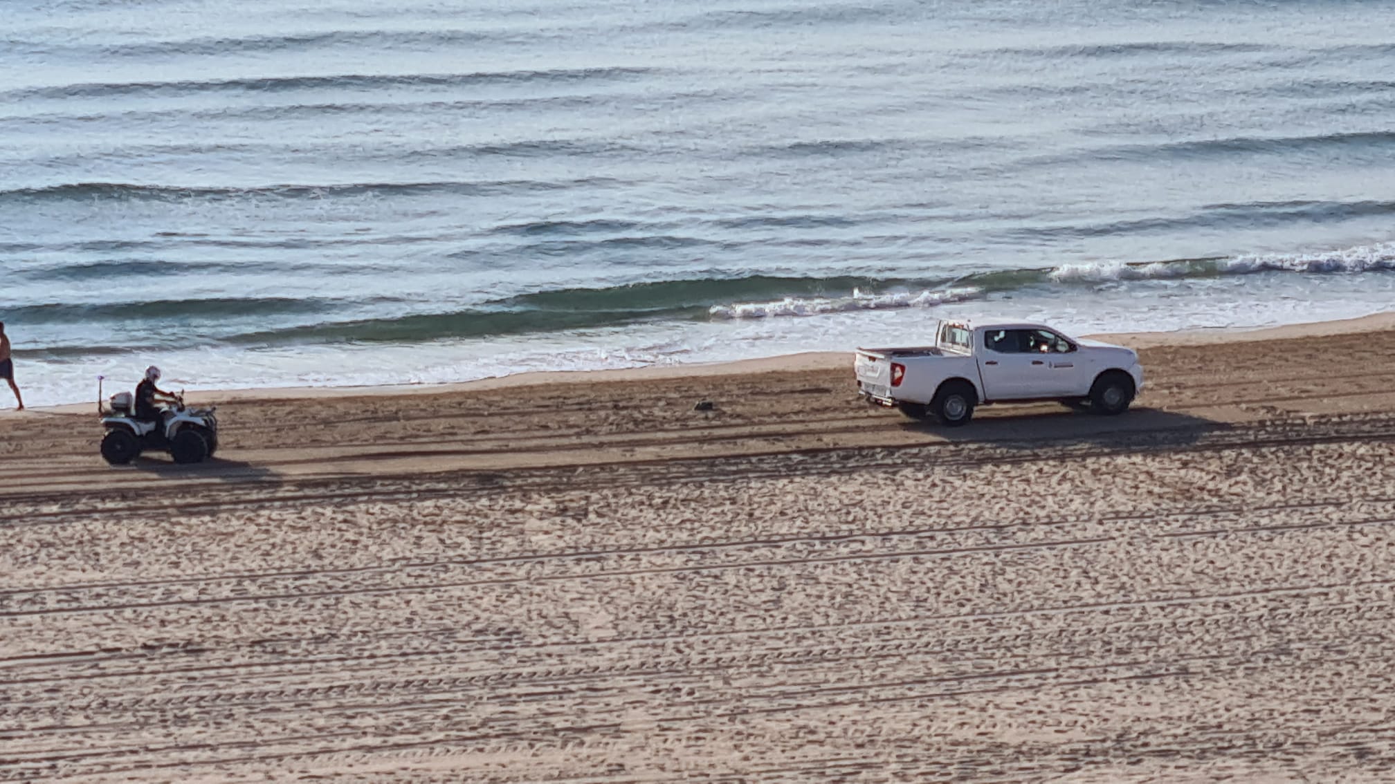 L'Ajuntament de Cullera retira els para-sols que agafen lloc en primera línia de platja
