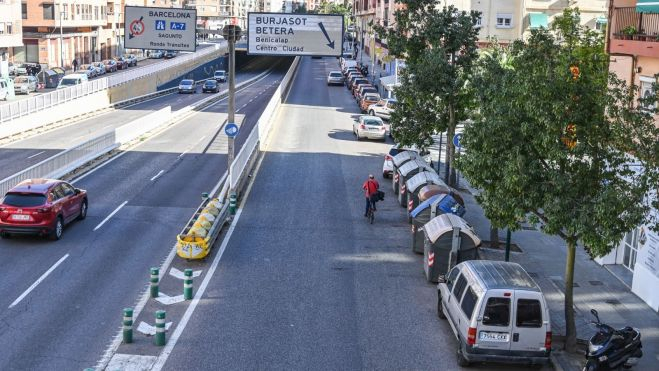 Una persona circulando en bici por la calzada