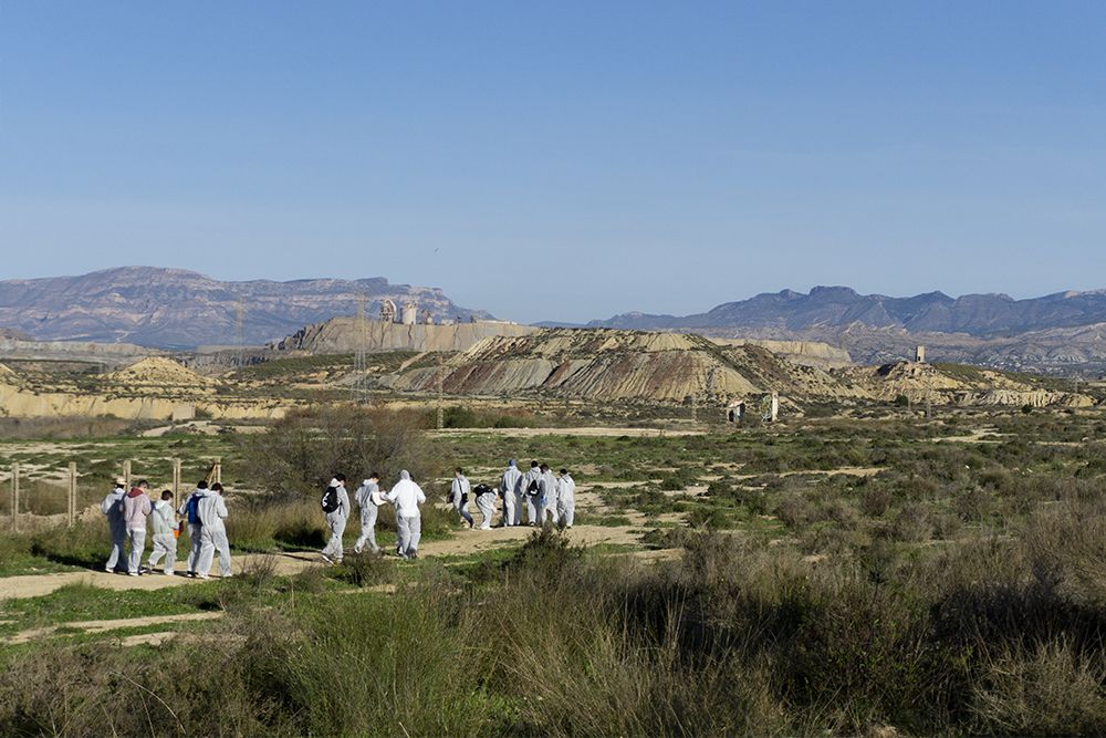 Jóvenes realizando un itinerario por el campo rural