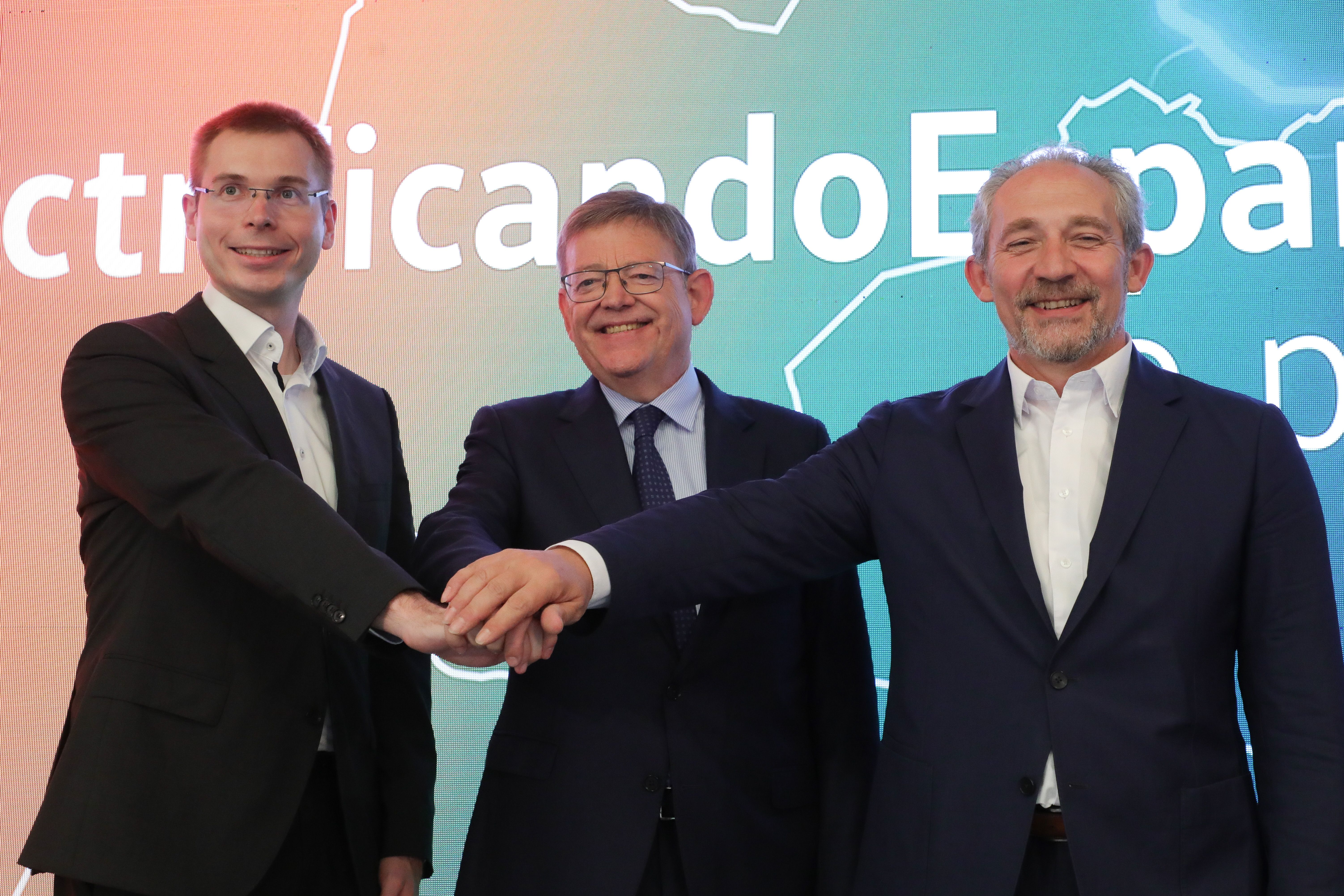 Ximo Puig, junto a Sebastian Wolf y Alfonso Sancha