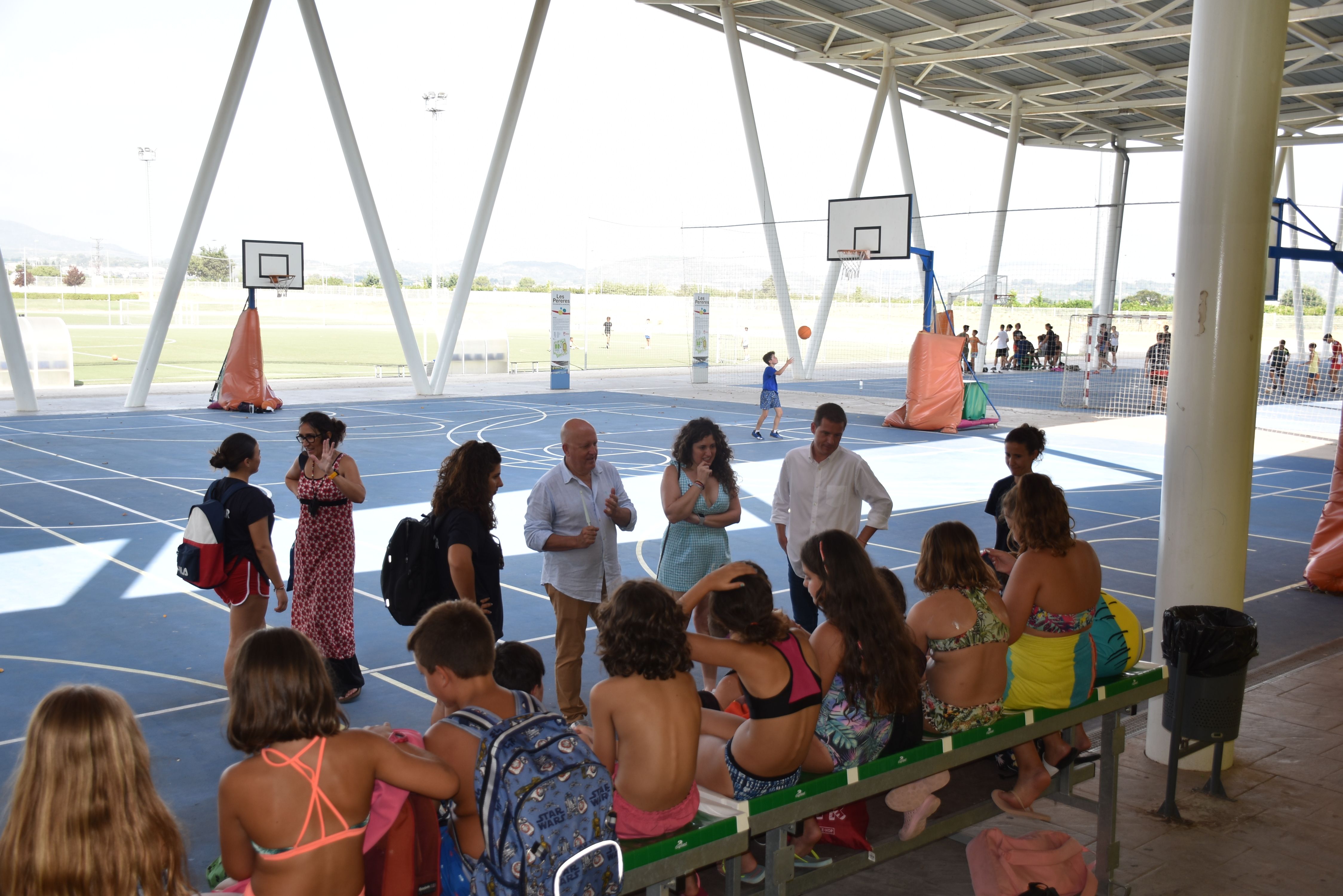 Visita de parte del consistorio municipal de Xàtiva a la Escola d'Estiu
