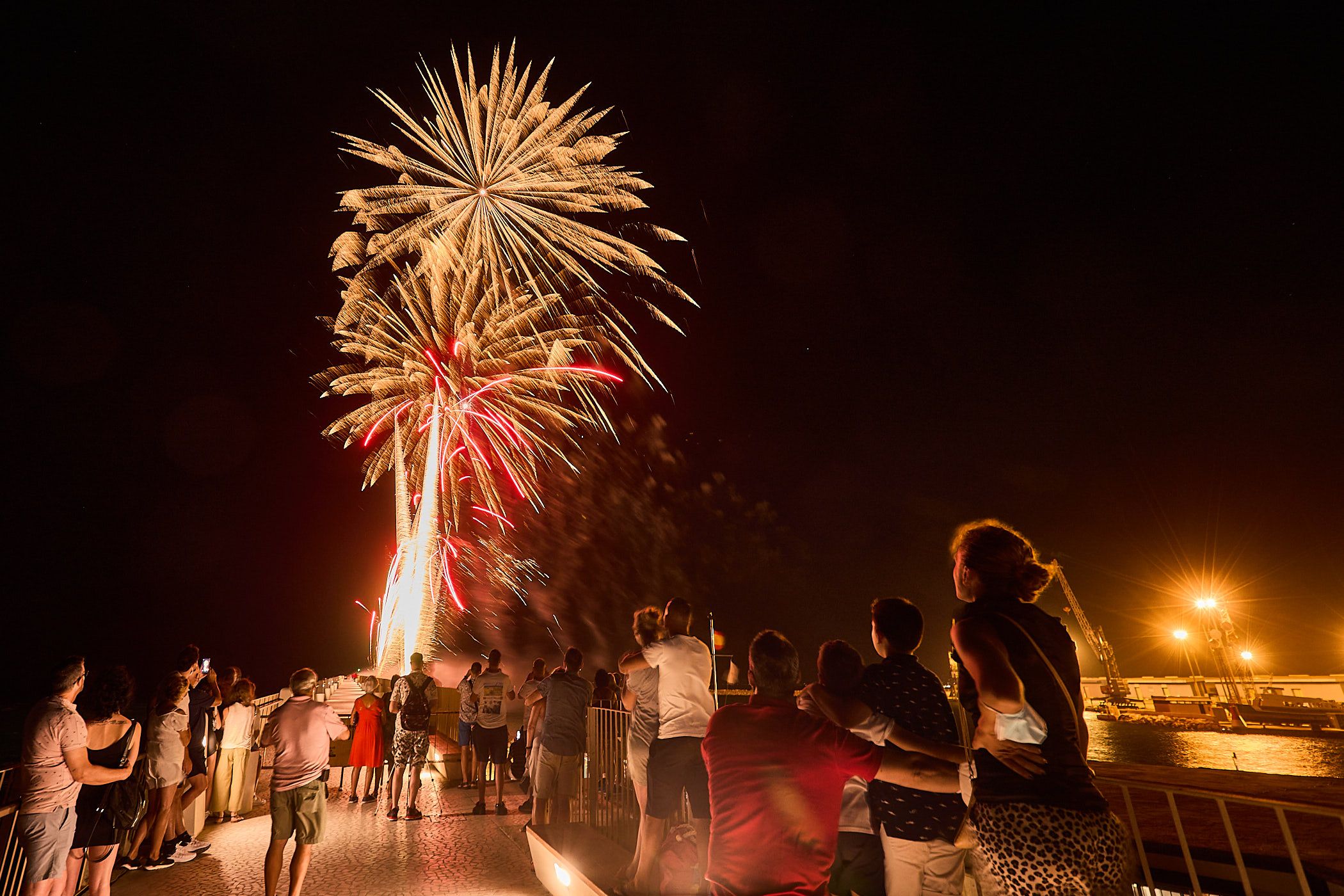 Castell de focs artificials a la platja de Gandia